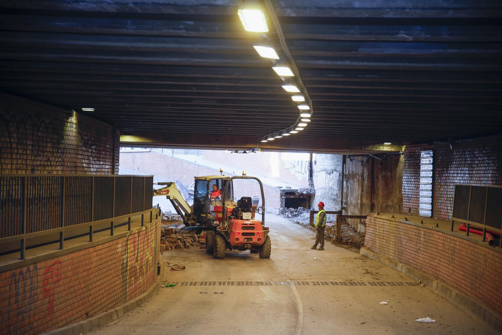 Las mejores imágenes del derribo en el puente de la autovía del aeropuerto y el túnel de La Goleta