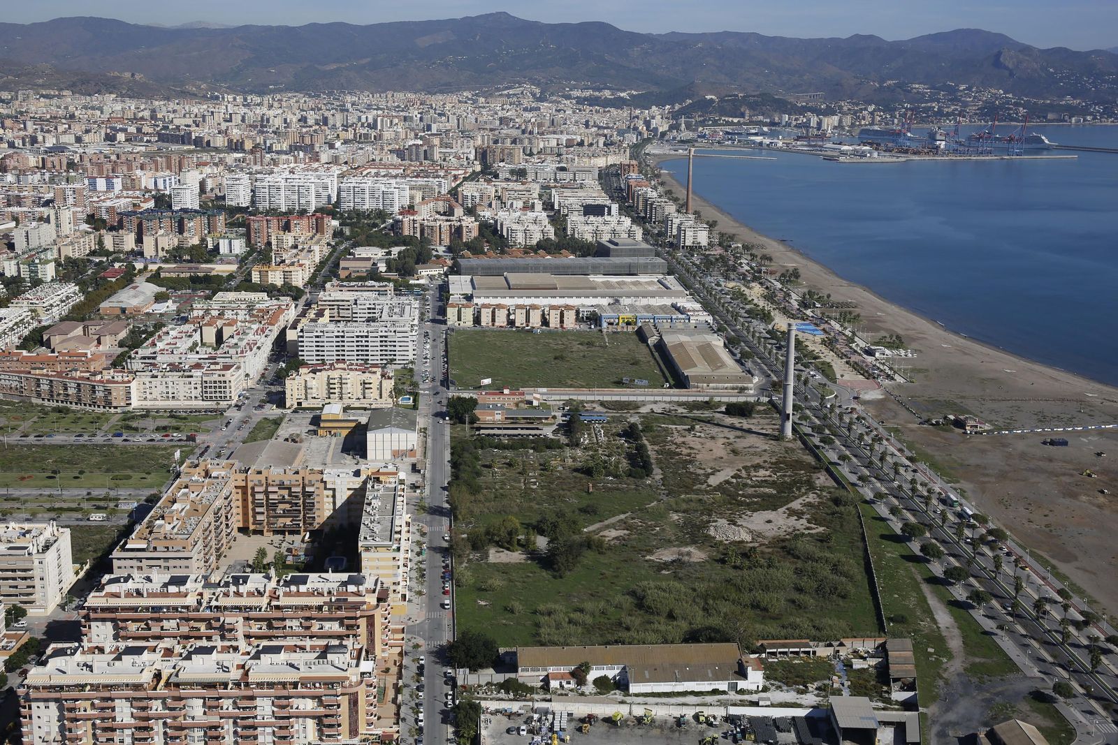Vista de los suelos de La Térmica, en primer plano, y de Torre del Río, más al este.