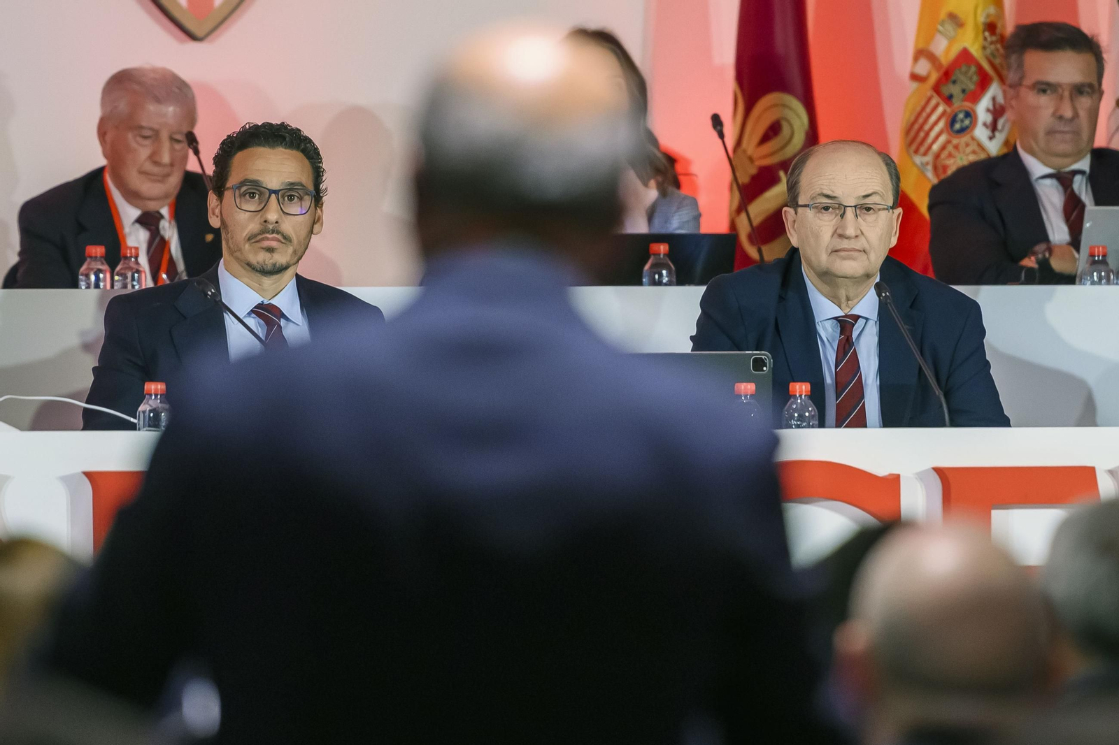 Del Nido Carrasco y Pepe Castro atienden a Del Nido Benavente en la Junta de diciembre de 2023.