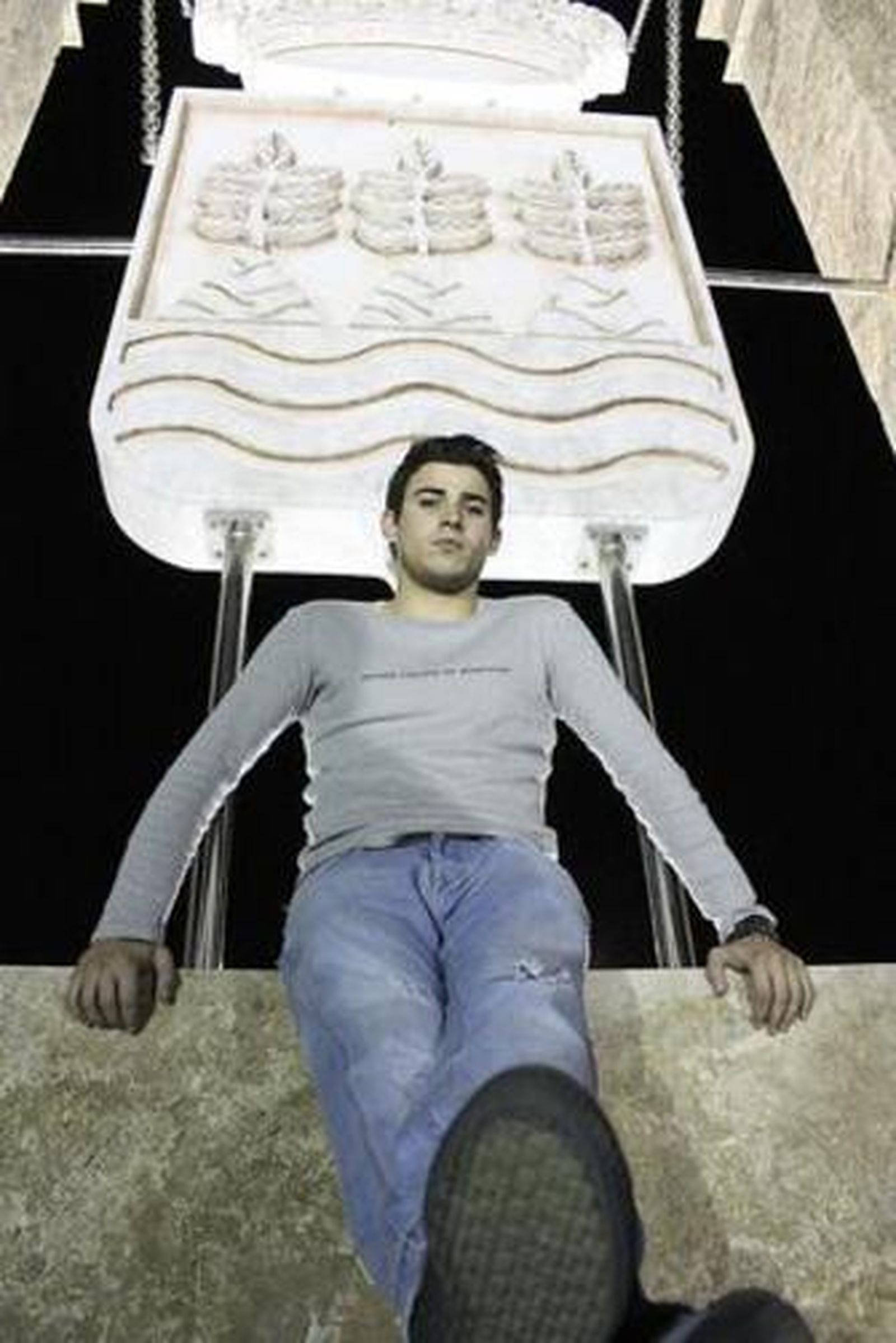 El cantante junto al escudo de Albox, su localidad.