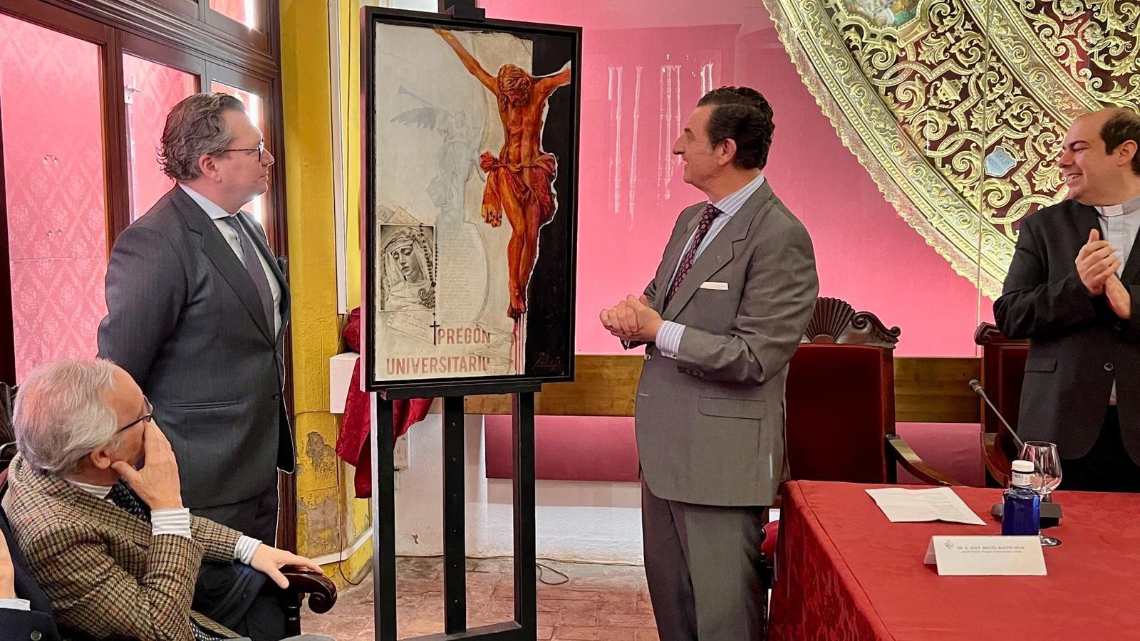 Momento en que se descubre el cartel