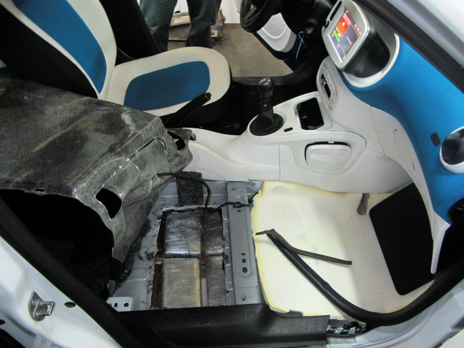 El doble fondo practicado en el lado del acompañante del turismo.