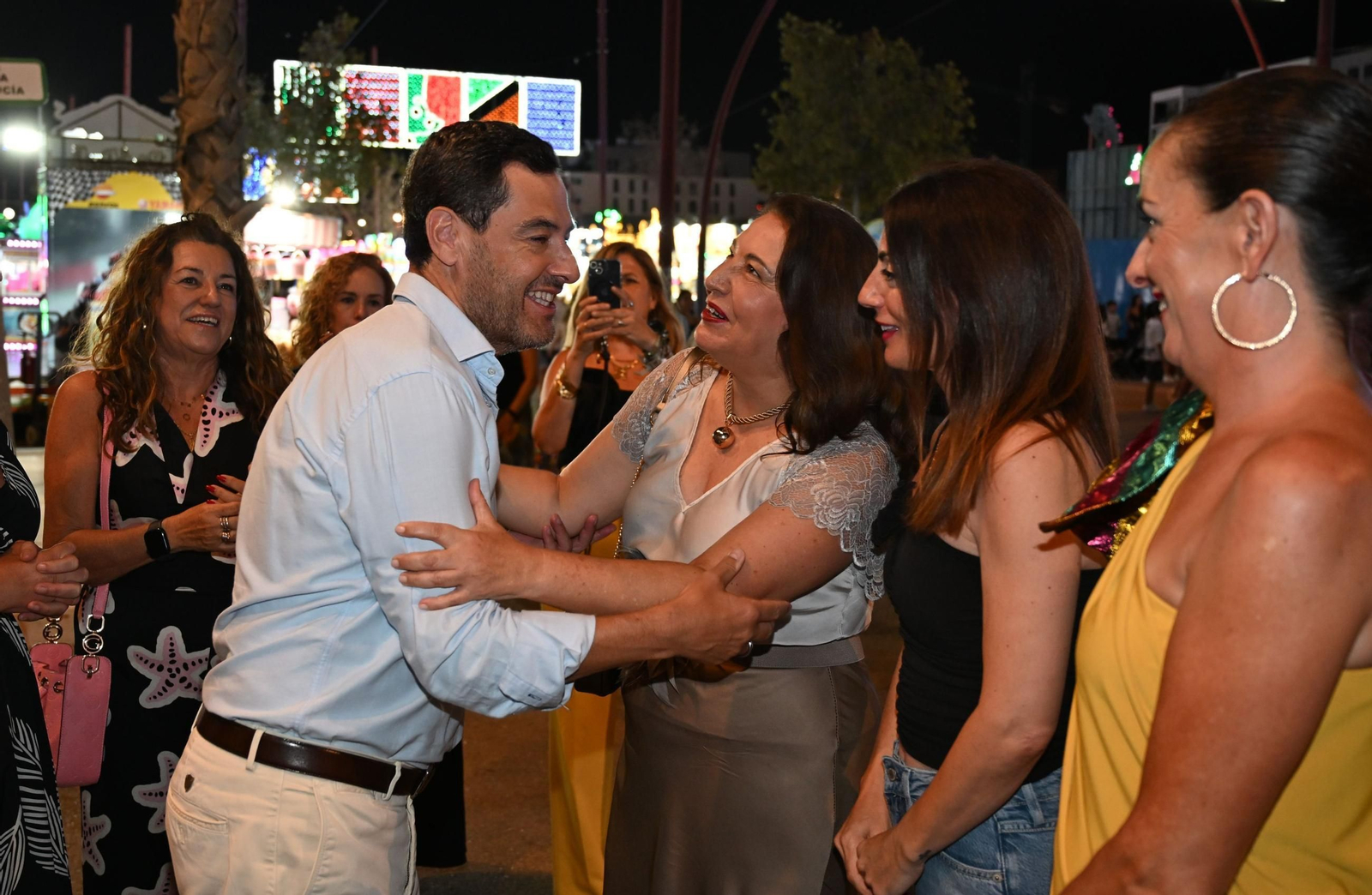 El presidente de la Junta, Juanma Moreno, hace una ronda de saludos en la Feria de Almería.