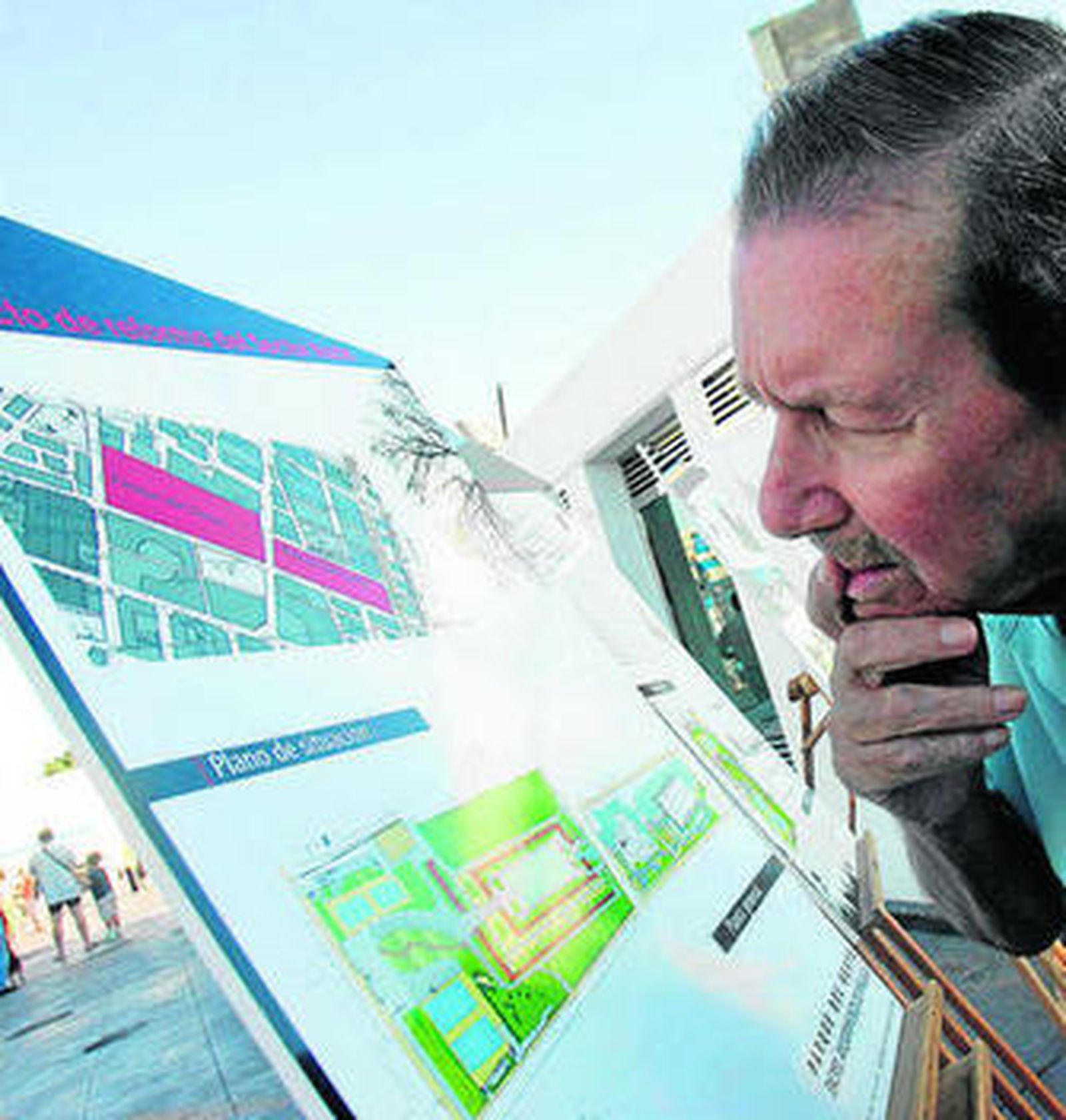 Un vecino observa los planos del parking del Parque del Oeste.
