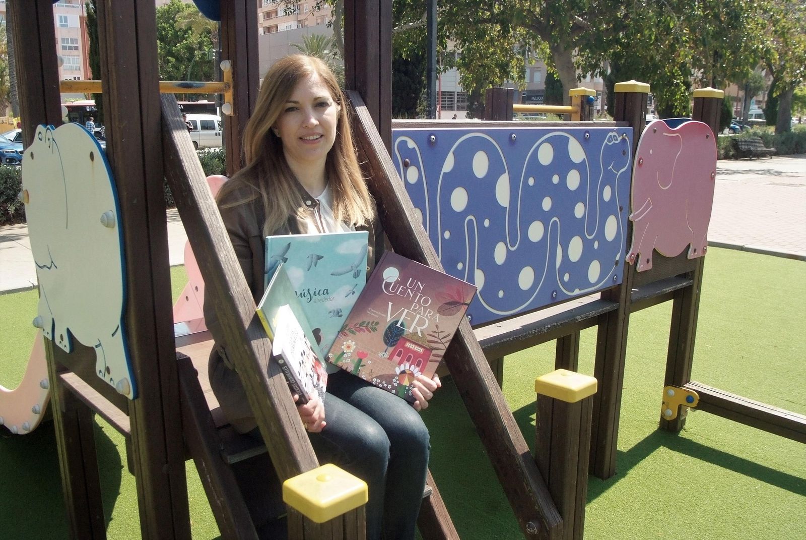 Gema Sirvent, responsable de Libre Albedrío, con algunos de los libros que han editado recientemente en esta editorial almeriense.