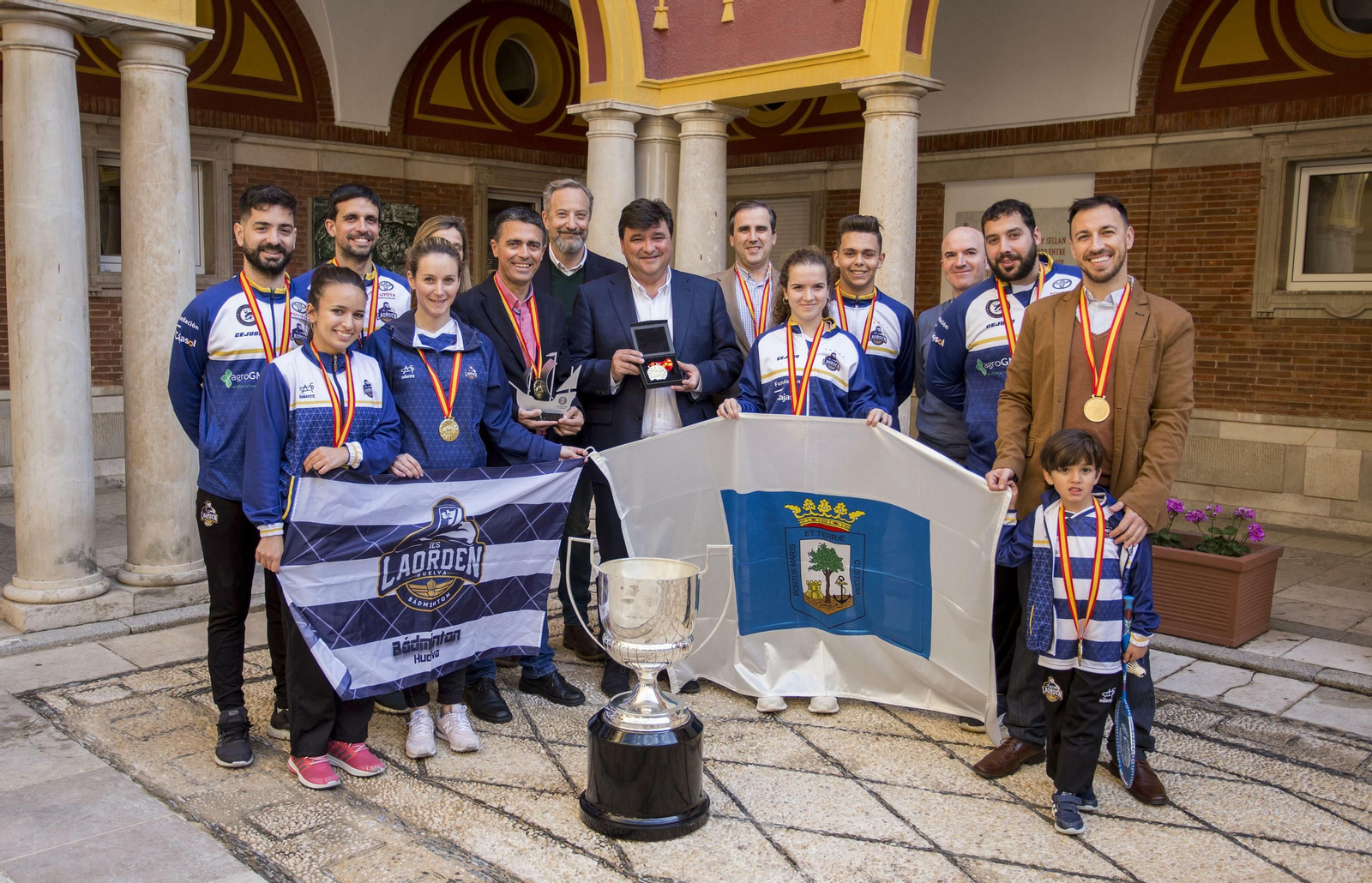 Gabriel Cruz posa junto a componentes del Recre IES La Orden en el Ayuntamiento.