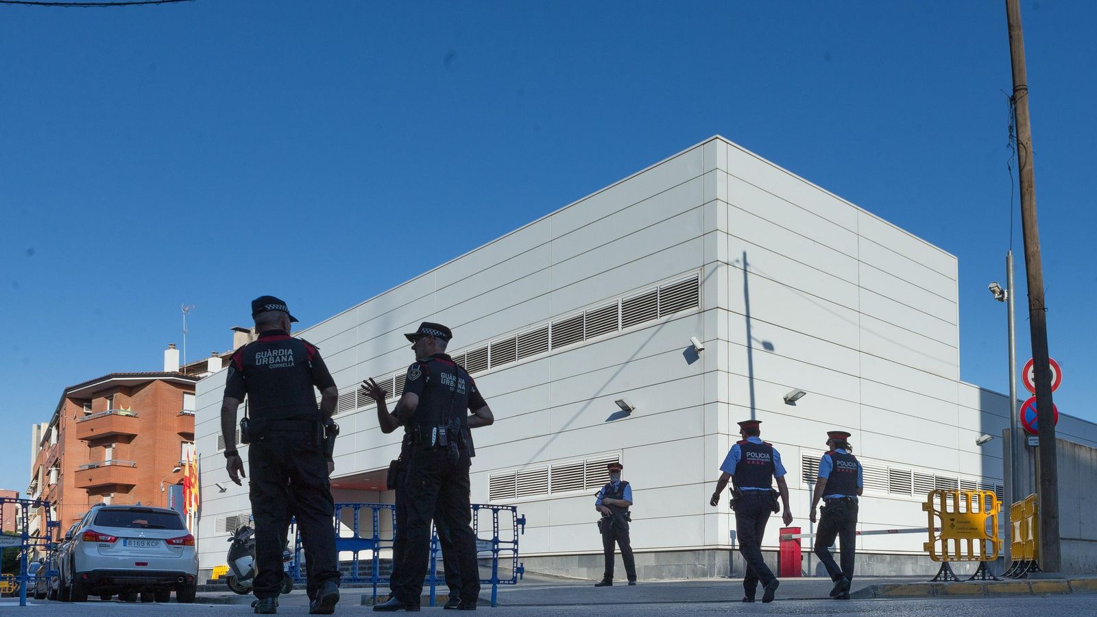 Efectivos policiales frente a la comisaría de Cornellà.
