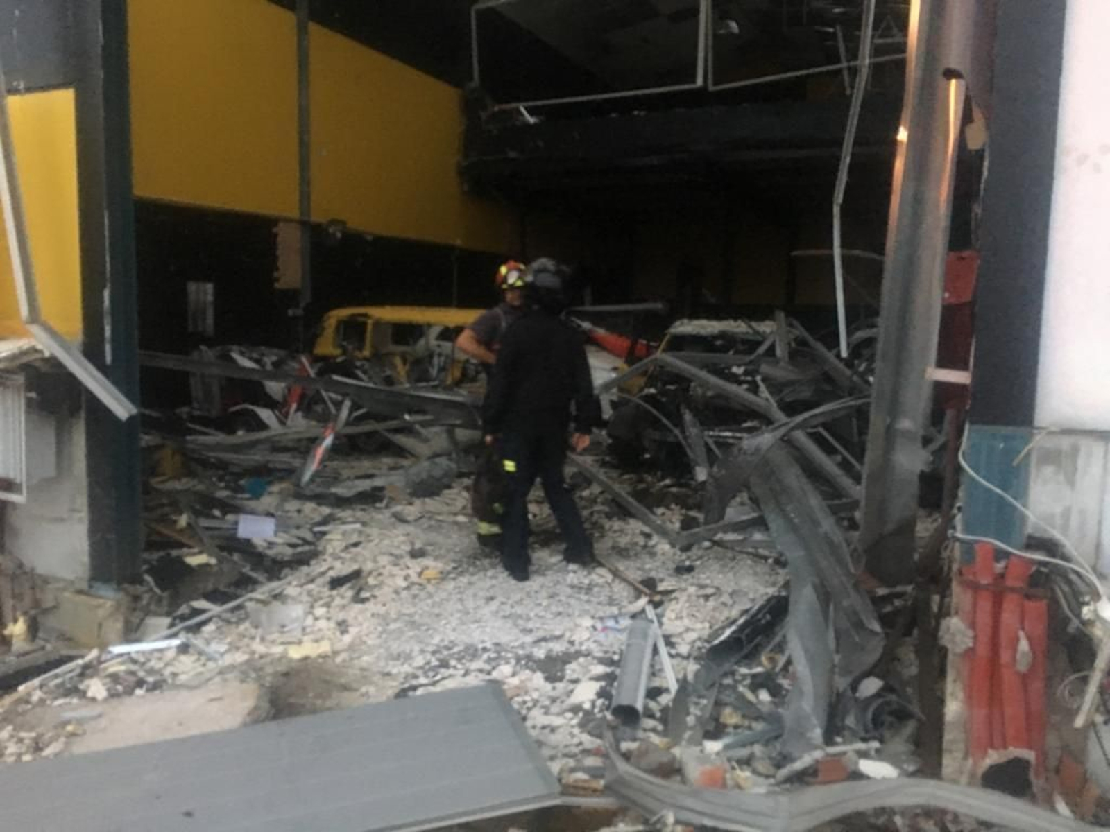 Estado en el que quedó un lavadero de coche tras registrarse una explosión.