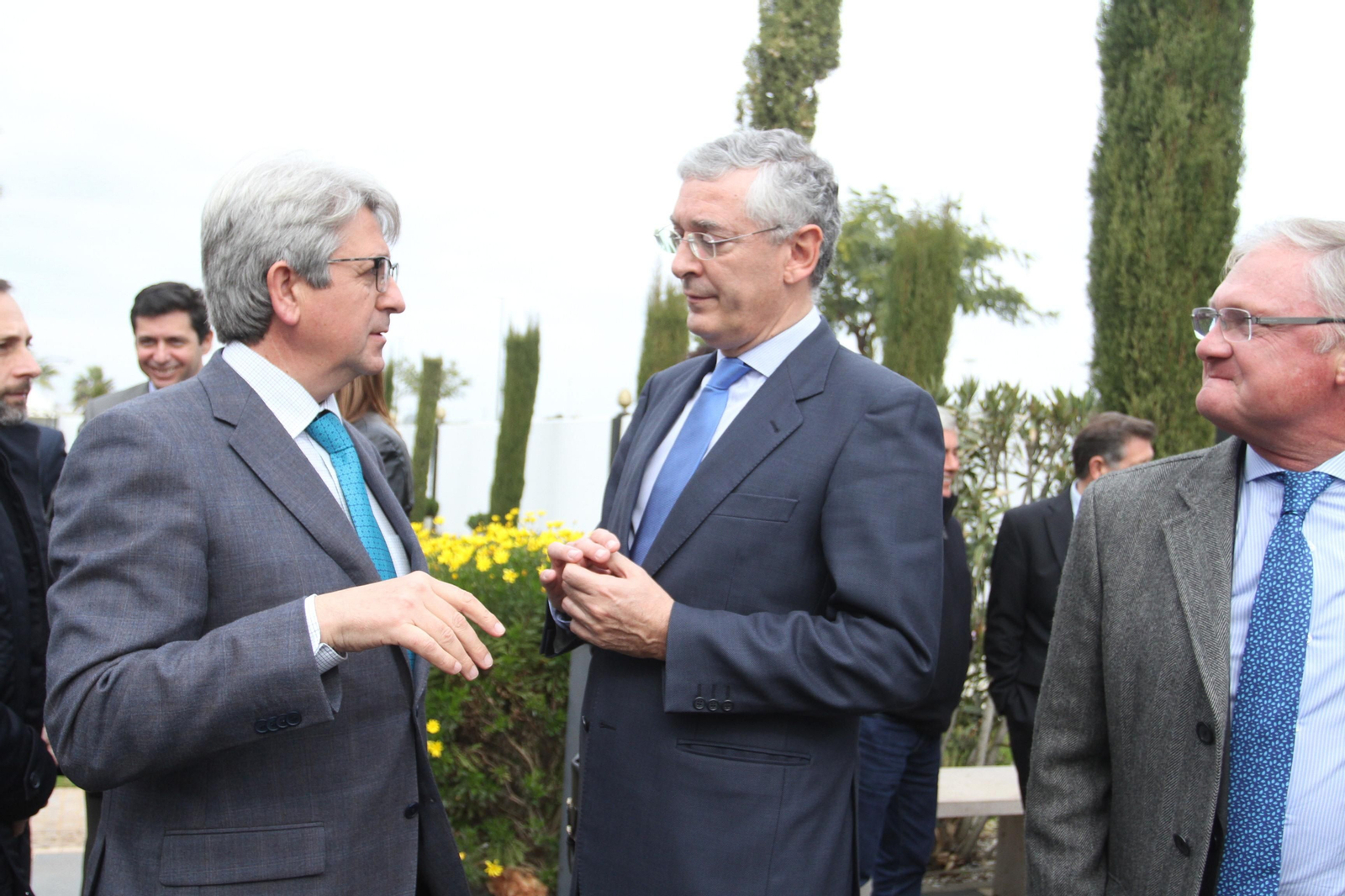 José Antonio Agüera e Ignacio Alvárez-Ossorio conversan a la entrada del Foro.