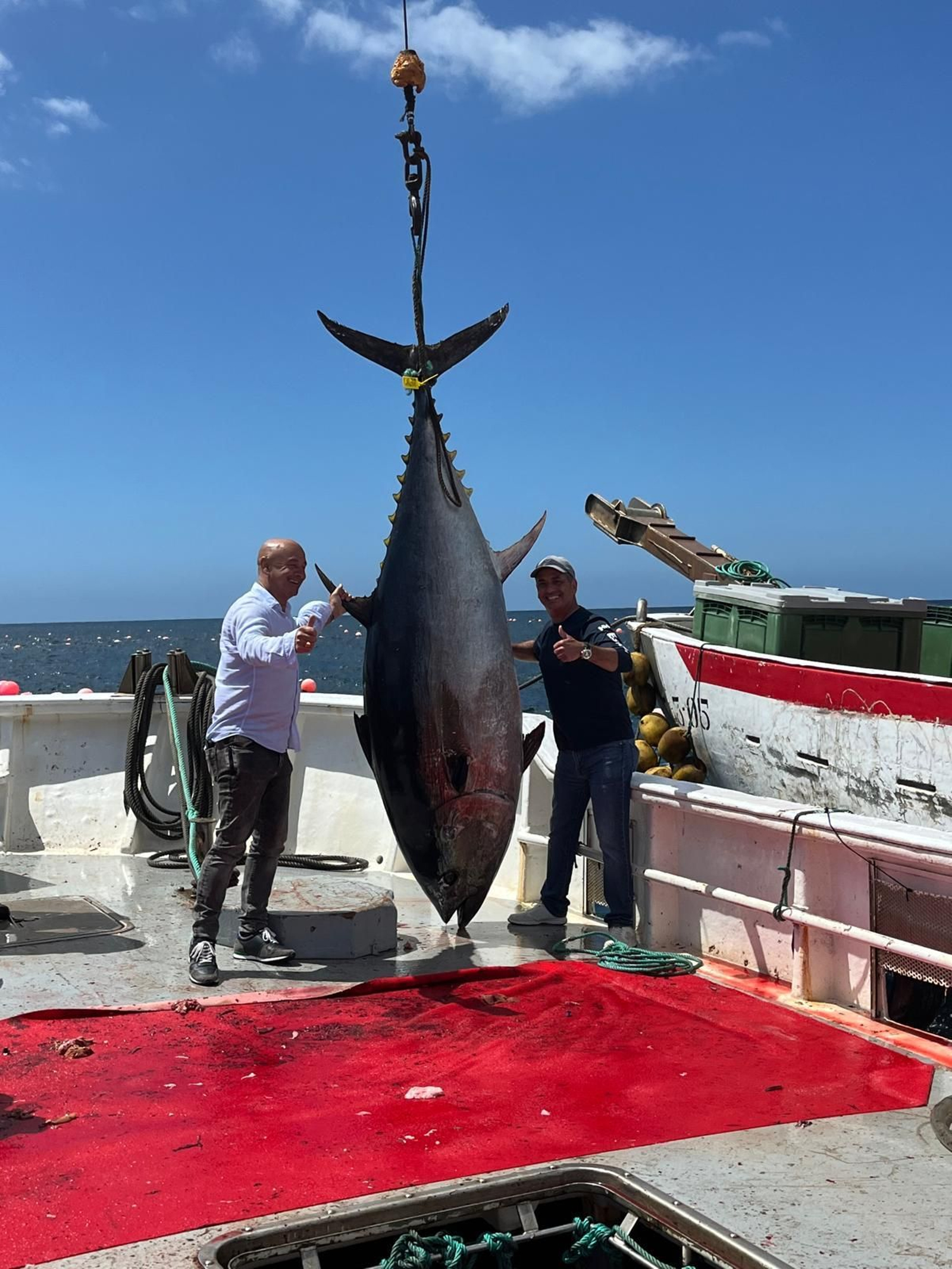 Paco Ruiz, del Timón de Roche, junto a Pedro Muñoz, de Petaca Chico, y el atún comprado en Barbate.