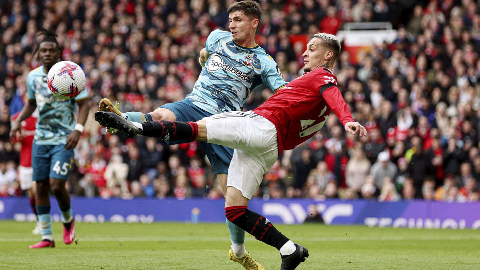 Romain Perraud, en su etapa con el Southampton, presiona al jugador del Manchester United Antony.