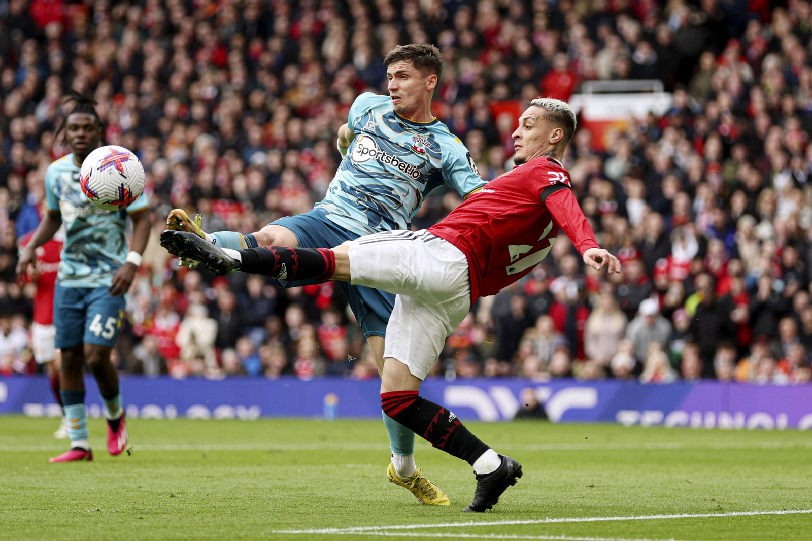 Romain Perraud, en su etapa con el Southampton, presiona al jugador del Manchester United Antony.