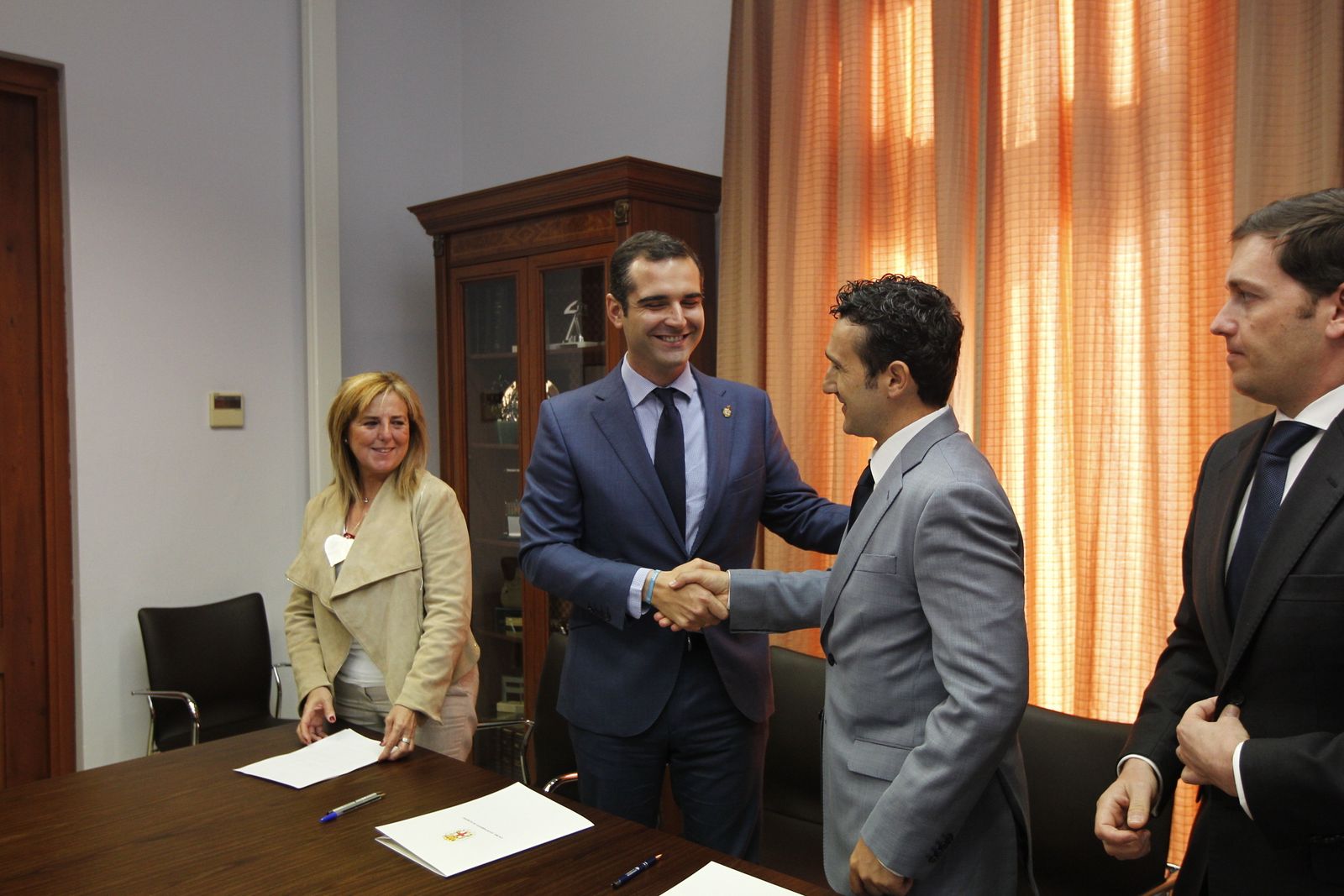 Apretón de manos entre el alcalde y el director de Leroy Merlin en Almería para sellar el acuerdo.