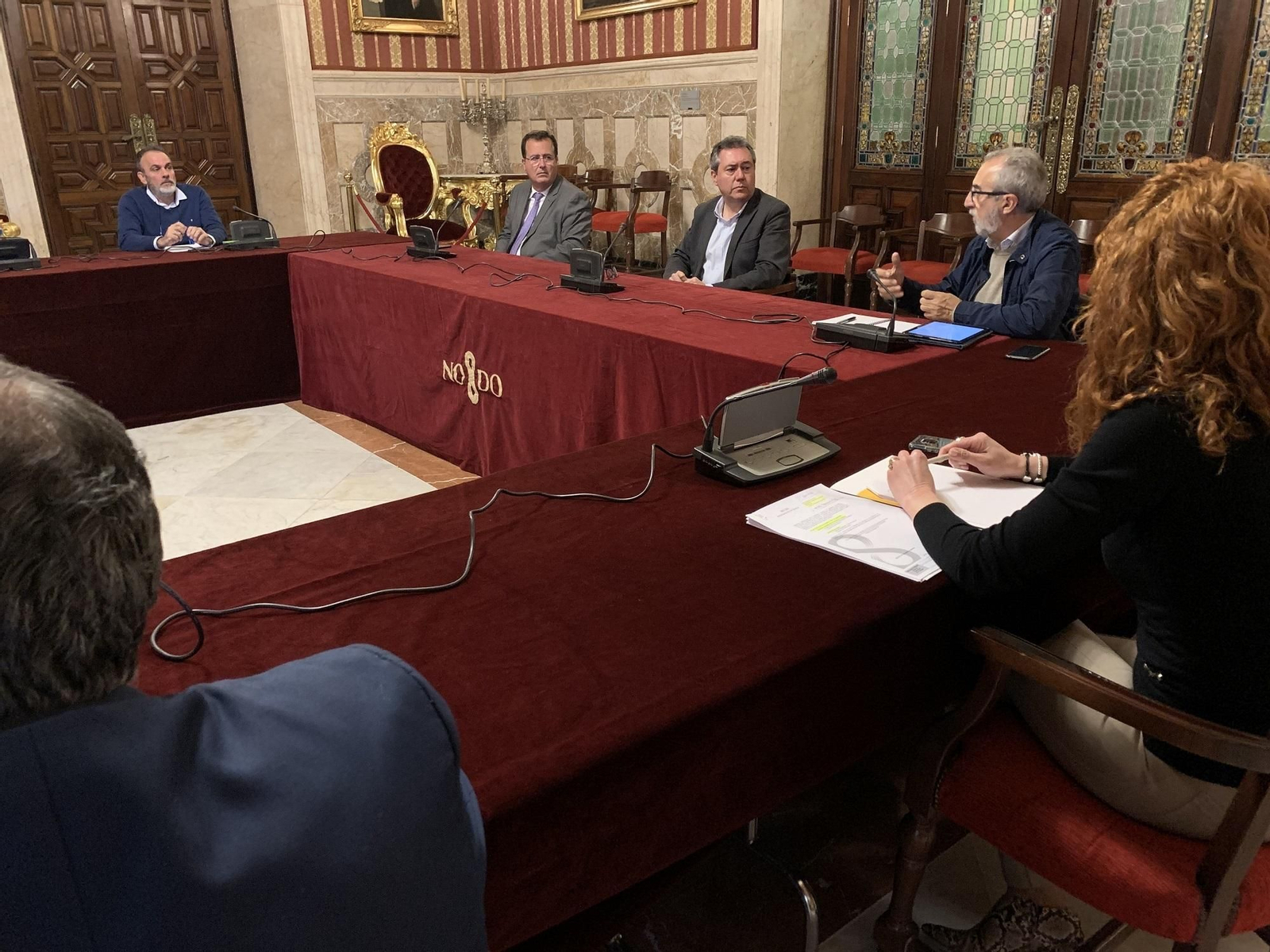 Espadas flanqueado por Cabrera y Flores durante la comisión de seguimiento del coronavirus.