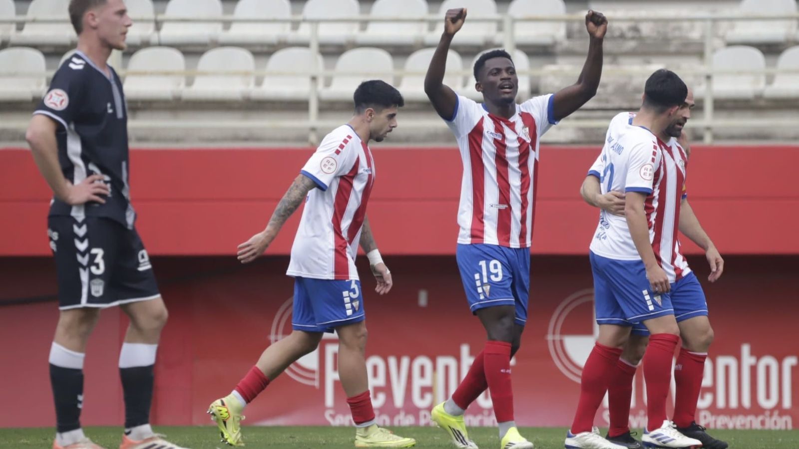 Isaac Obeng celebra el empate del Algeciras ante el Eldense.