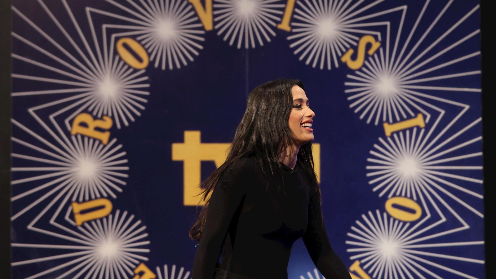 Chanel, con el  antiguo logotipo de Eurovisión de fondo.