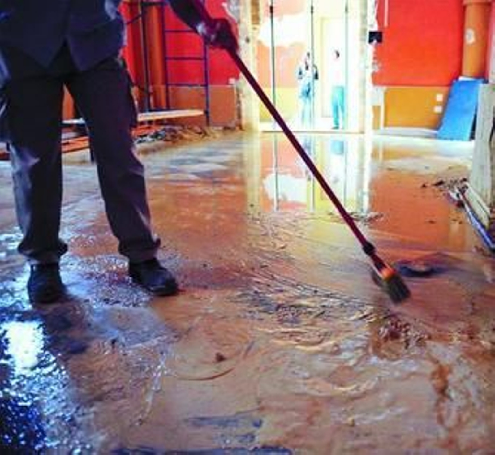 Un operario municipal limpia la dependencia de la Casa Consistorial donde se ha realizado una de las catas.