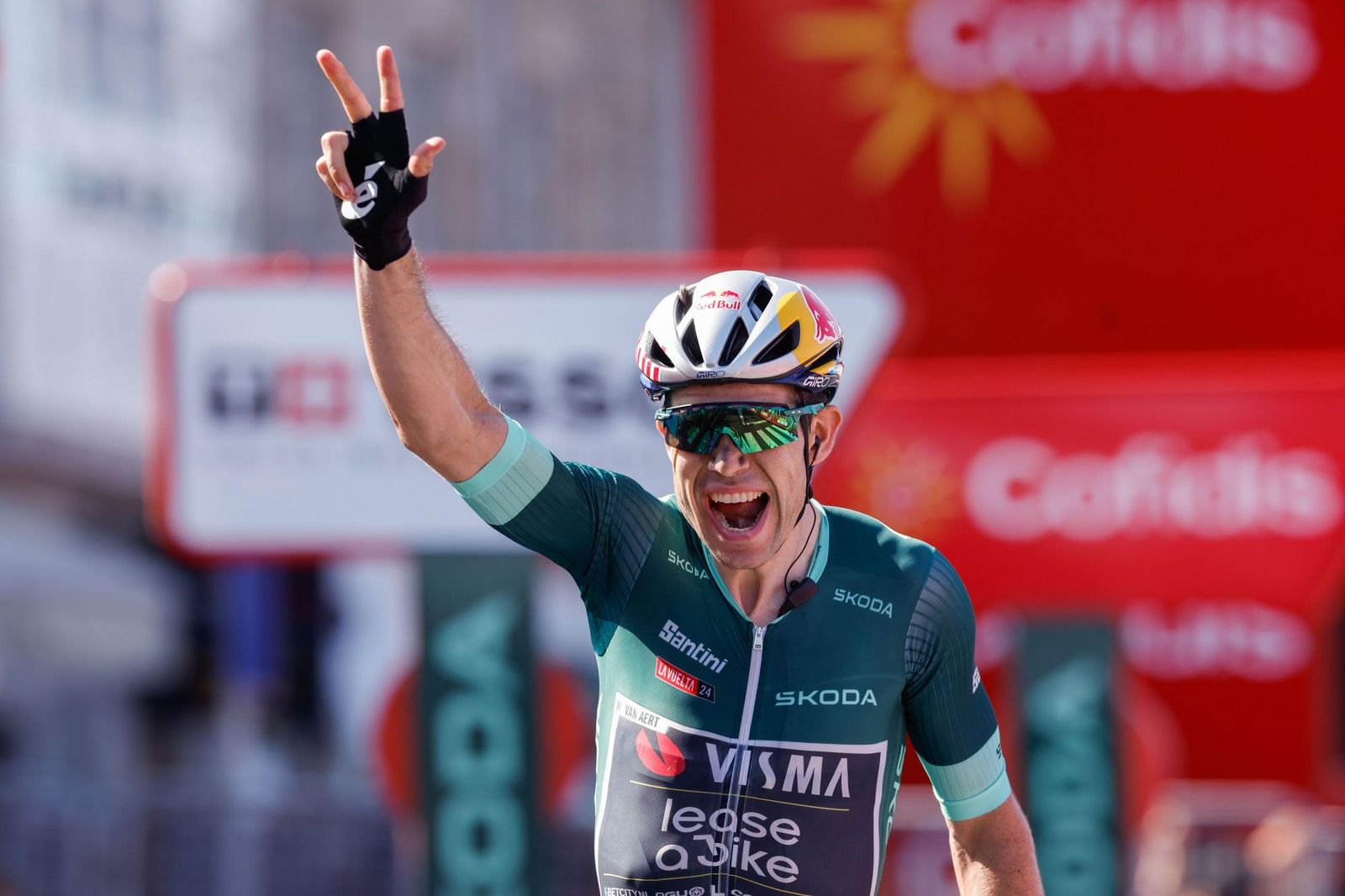 El ciclista belga del Visma Wout van Aert celebra su tercer victoria en La Vuelta 2024.