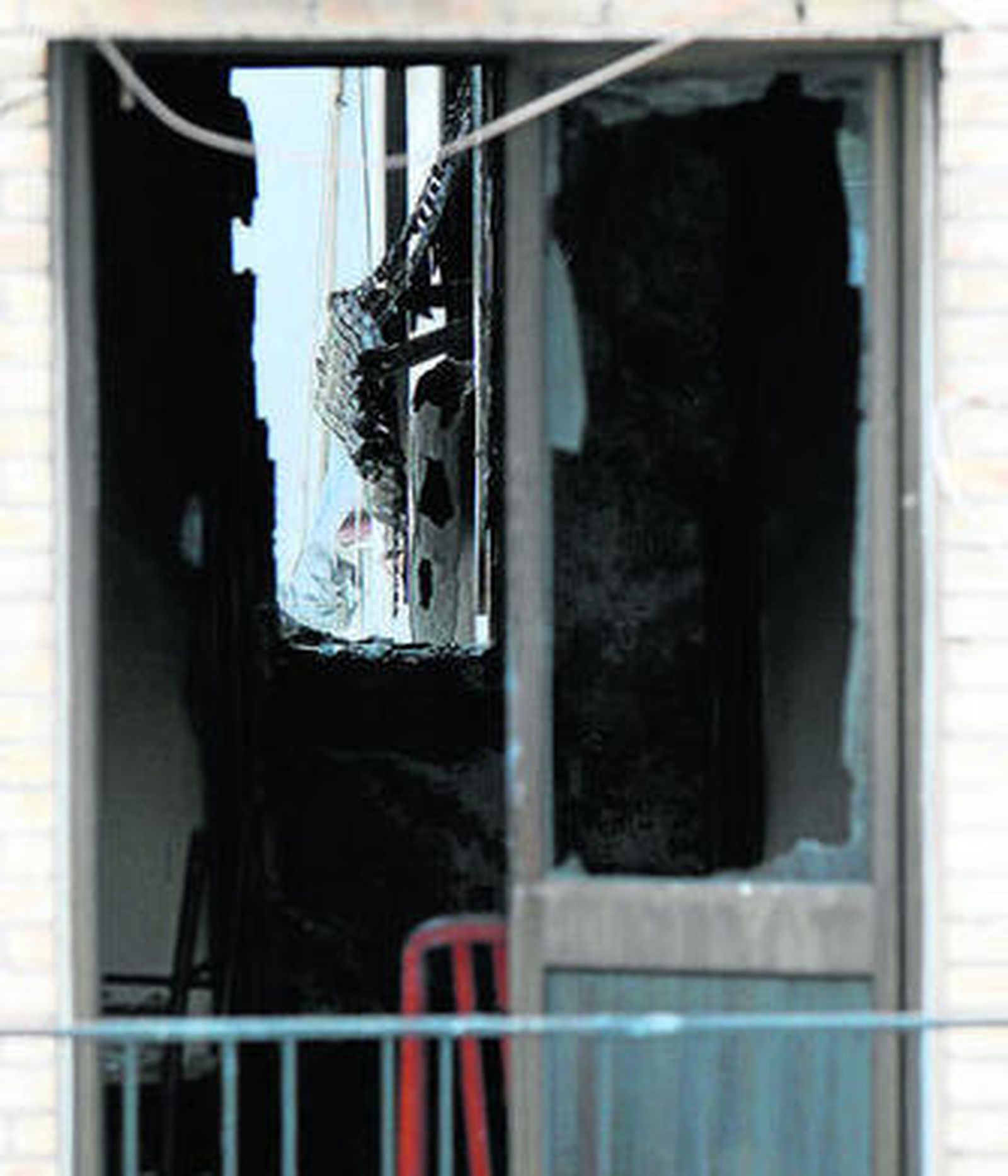 Una de las ventanas del piso incendiado, ayer por la mañana.