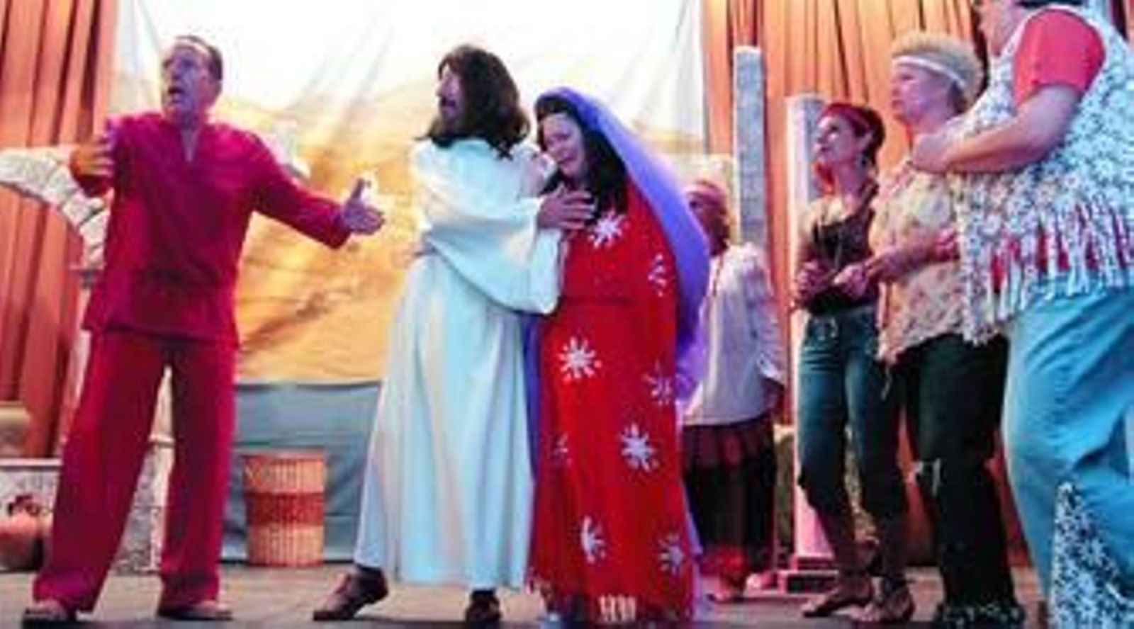 Los mayores del centro de día, ayer en la Casa de la Cultura en la representación de 'Jesucristo Superstar'.