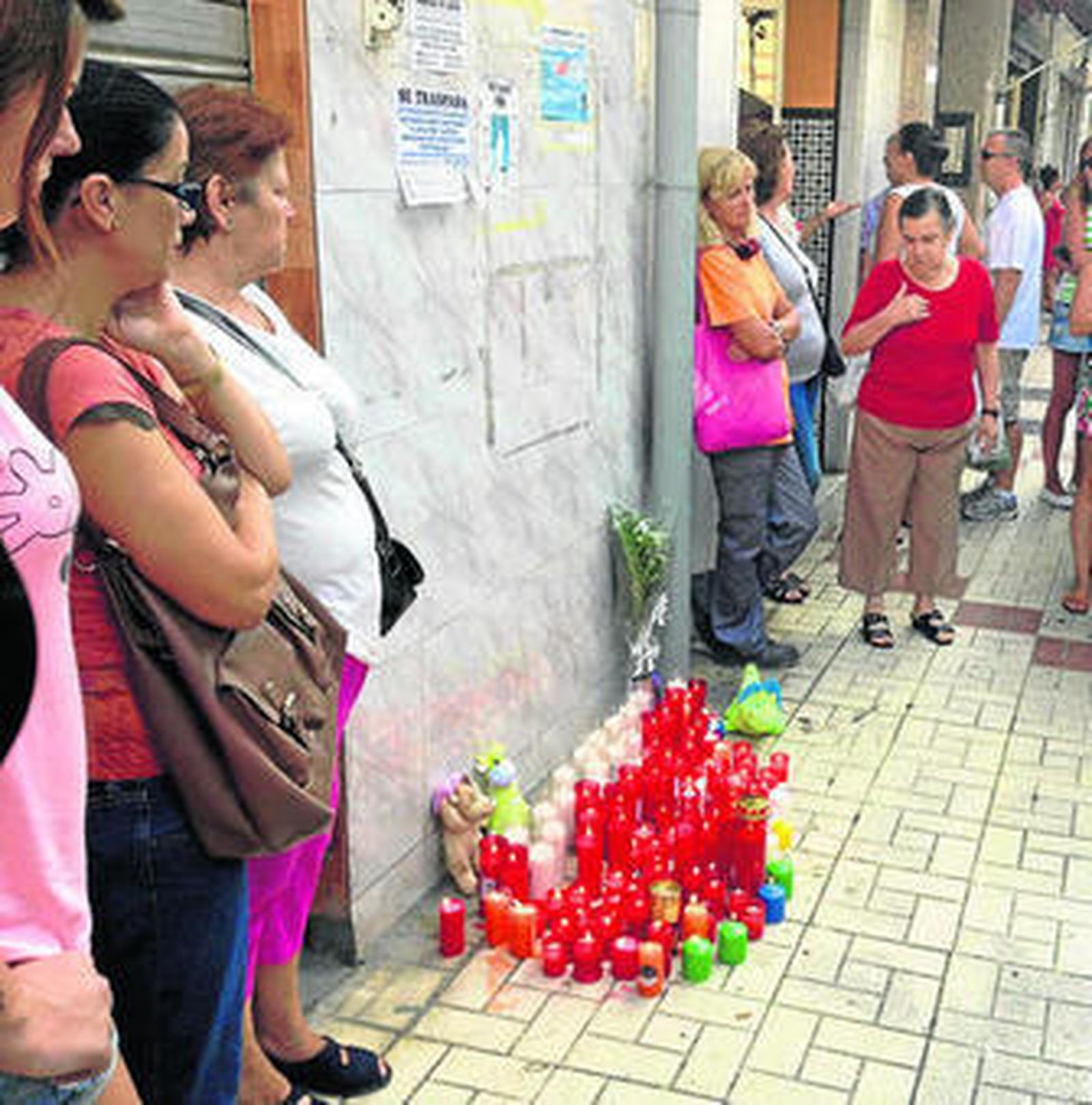 Los vecinos de las víctimas se concentraron en el lugar de la tragedia.