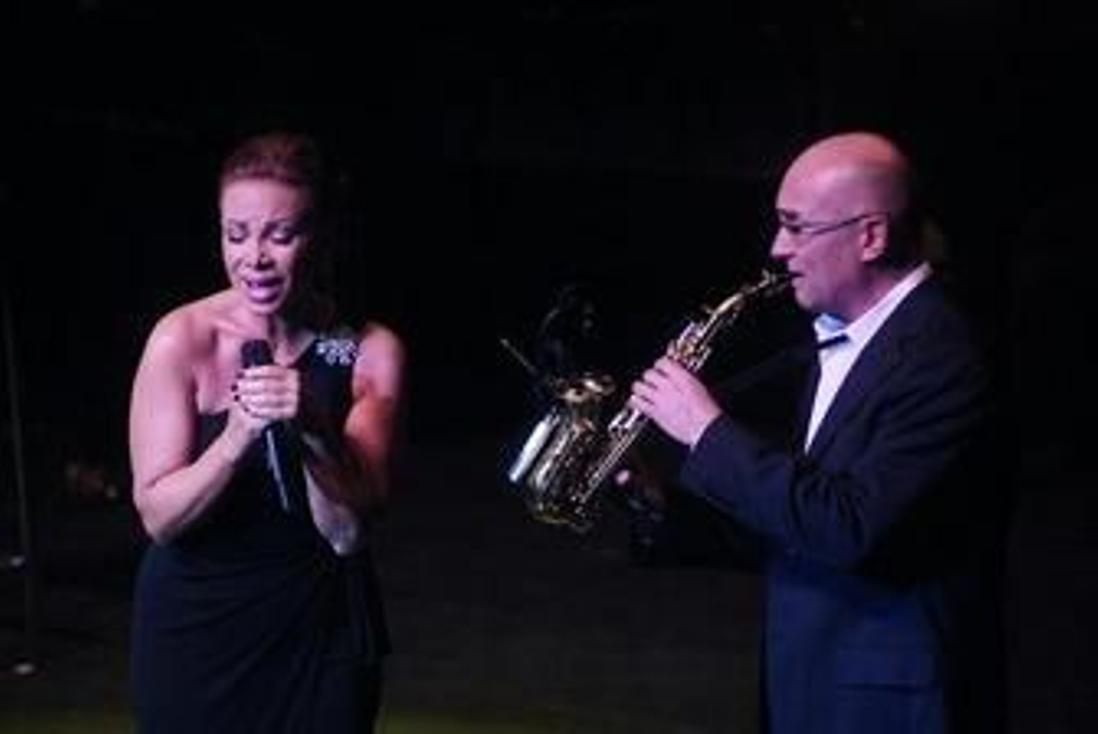 Paloma San Basilio durante su concierto acompañada de uno de sus músicos.
