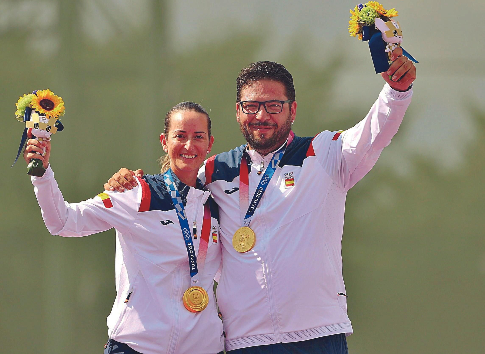 Fátima Gálvez, junto a Alberto Fernández, luce la medalla de oro lograda en los Juegos Olímpicos de Tokio, el 31 de julio de 2021.