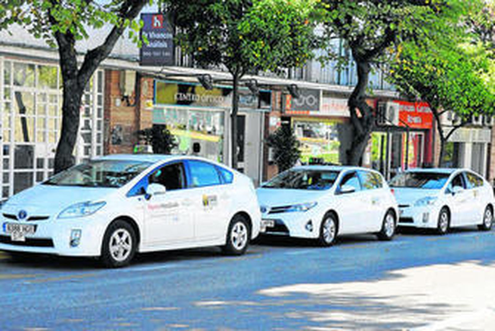 Una imagen de taxis en una parada de Tomares, uno de los pueblos que se salieron del área de prestación conjunta.
