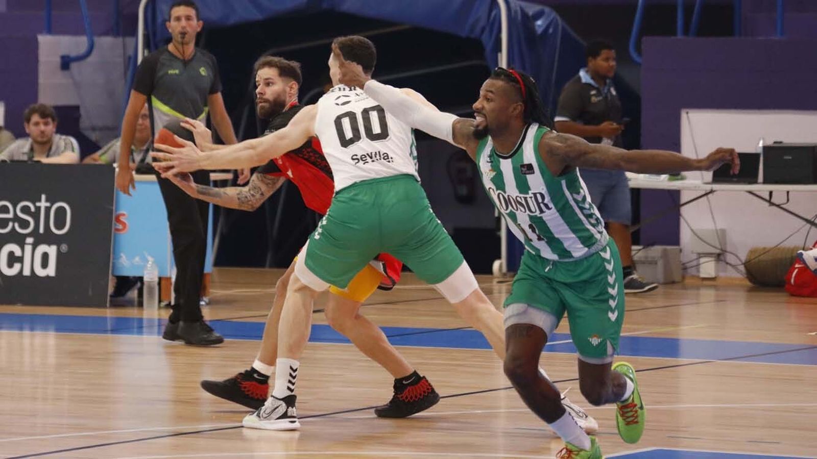 Las fotos de Real Betis - Fundación Granada en la Línea