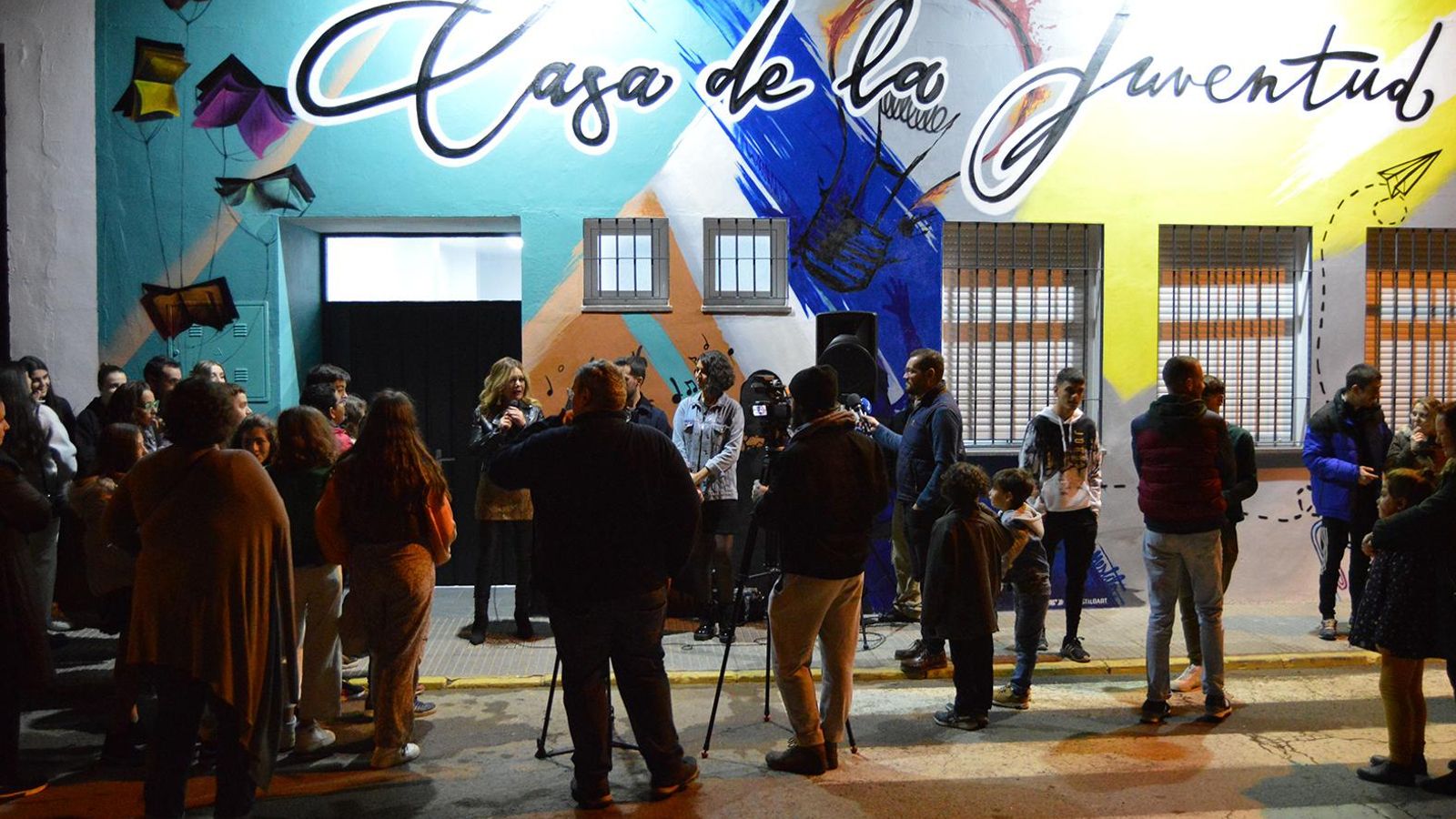El edificio por fuera con el grafitti de Konestilo.