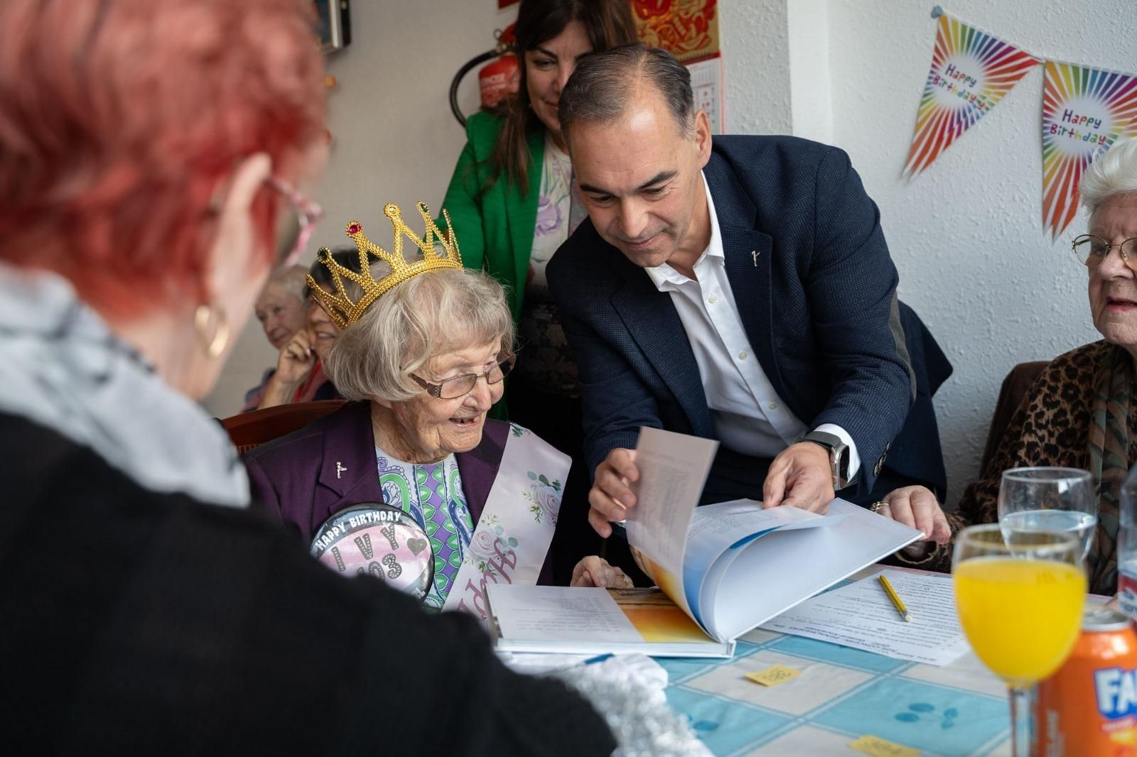 La visita del Ayuntamiento a Ivy Rhodes.