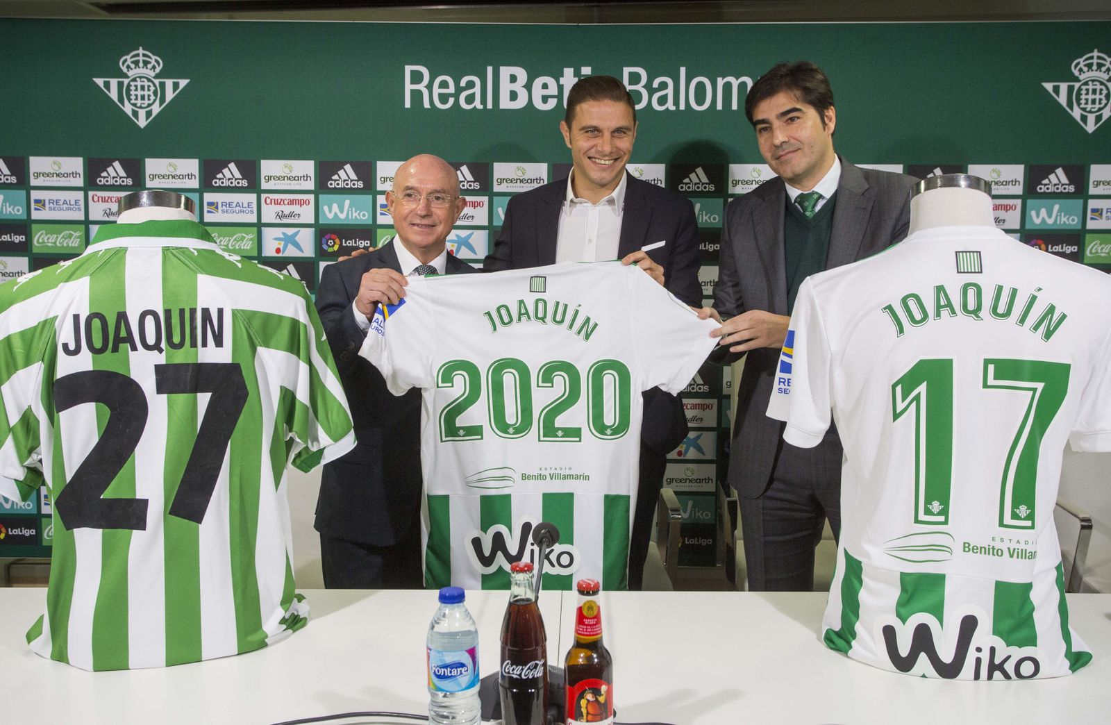 Joaquín, junto a Serra Ferrer y Ángel Haro, en su renovación por una temporada en 2019.