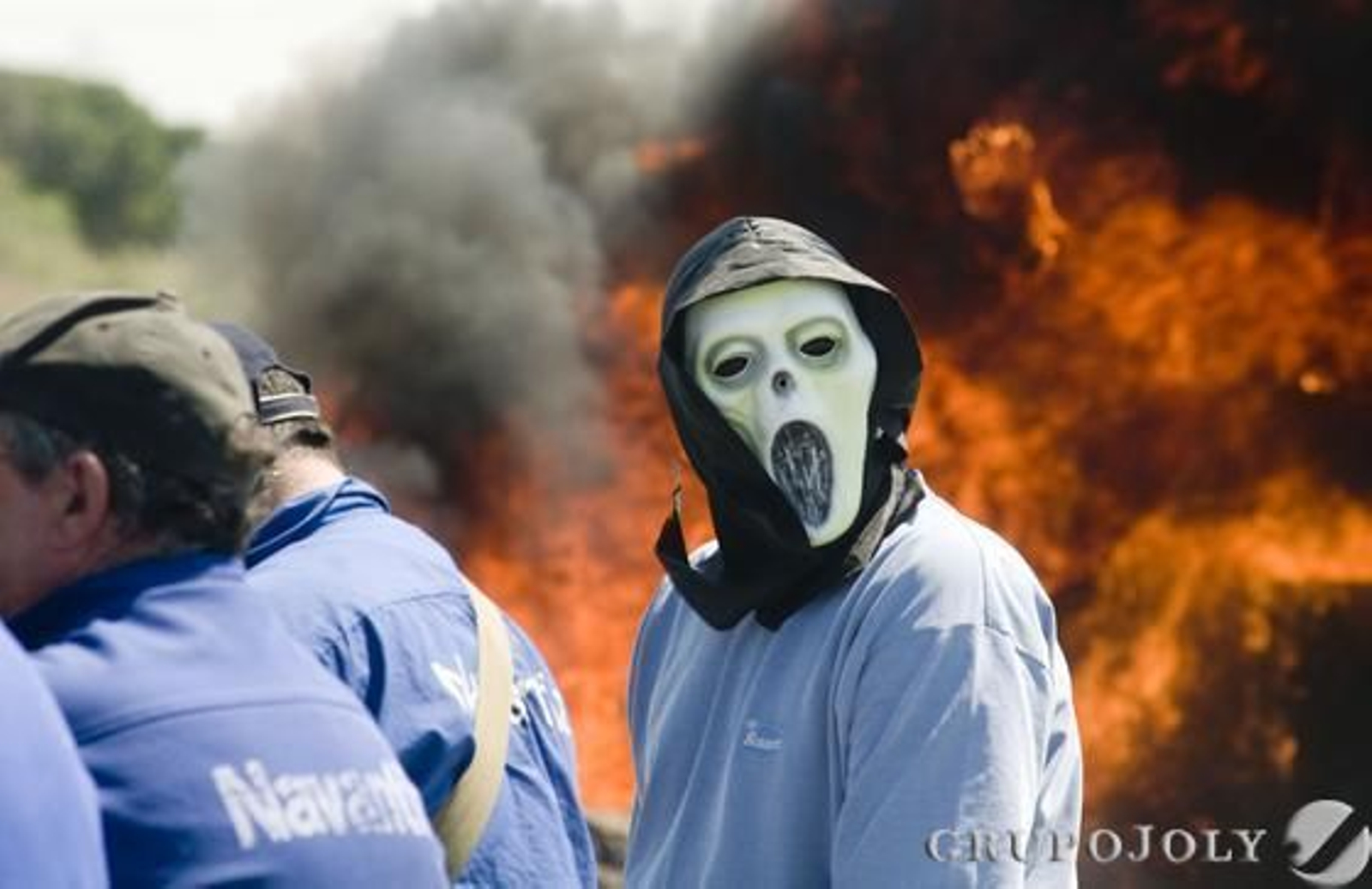 Los trabajadores de Navantia derribaron barreras y farolas y quemaron el pórtico de entrada al puente José León de Carranza.

Foto: Borja Benjumeda