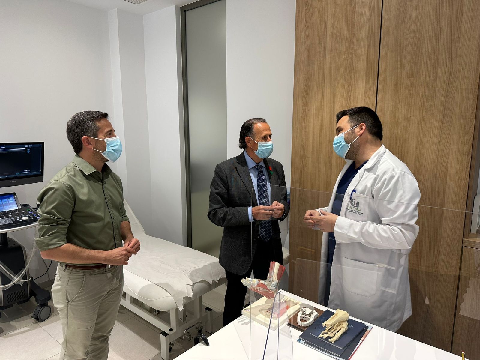 El alcalde, durante su visita a Podología Saldaña.