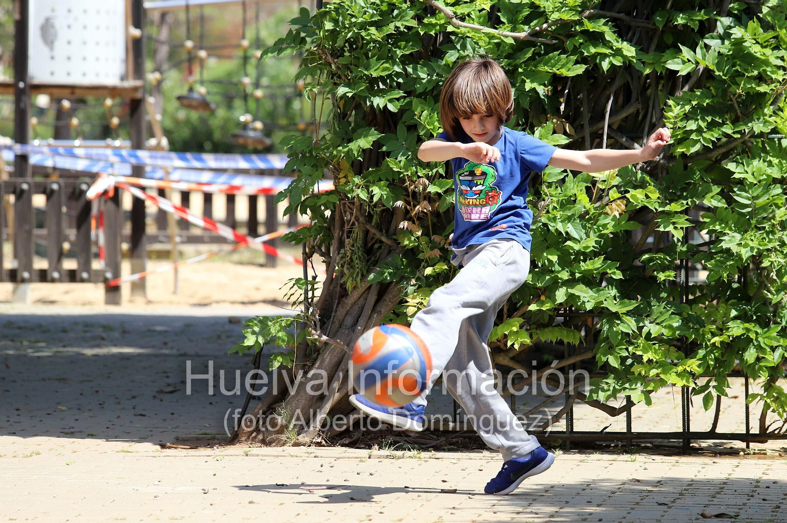 Imágenes del primer día de la salida de niños a la calle en el estado de alarma por coronavirus
