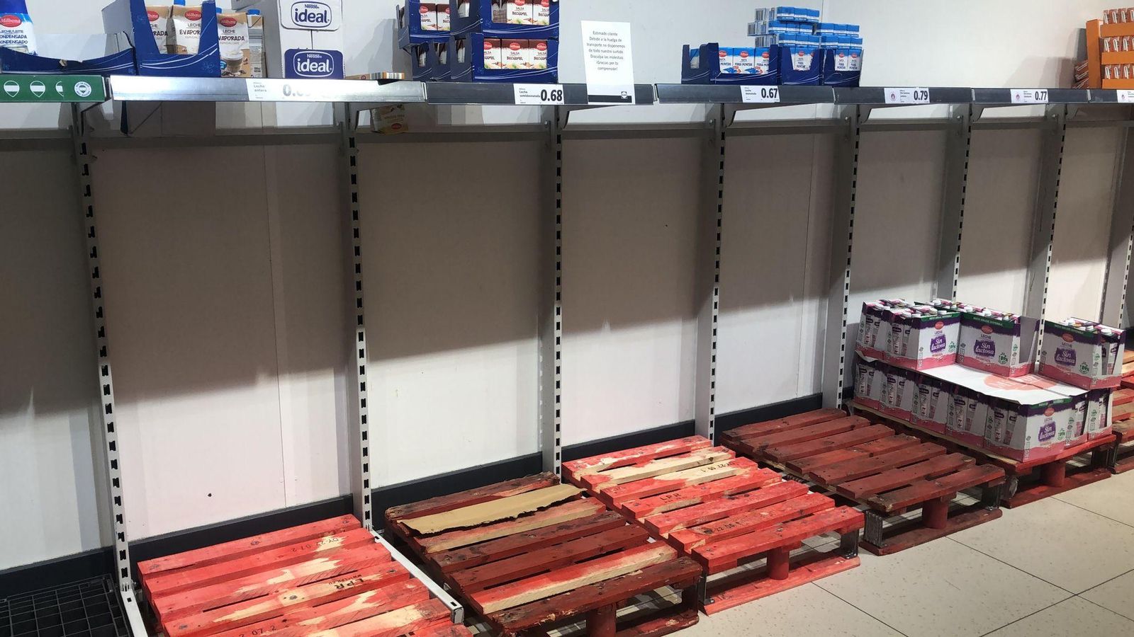 La estantería de productos lácteos de un supermercado, este miércoles.