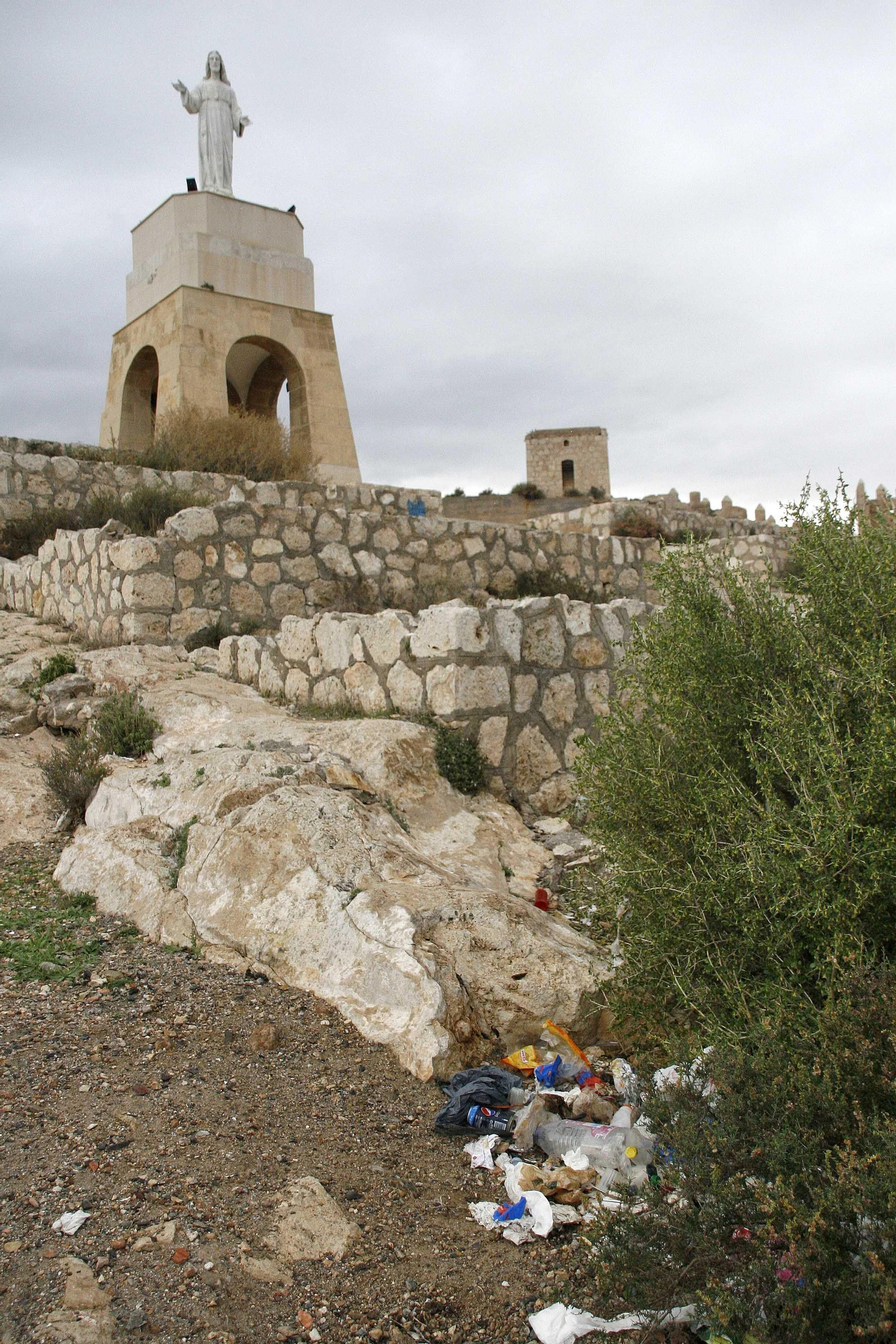 El Sagrado Corazón, coronando el Cerro de San Cristóbal.