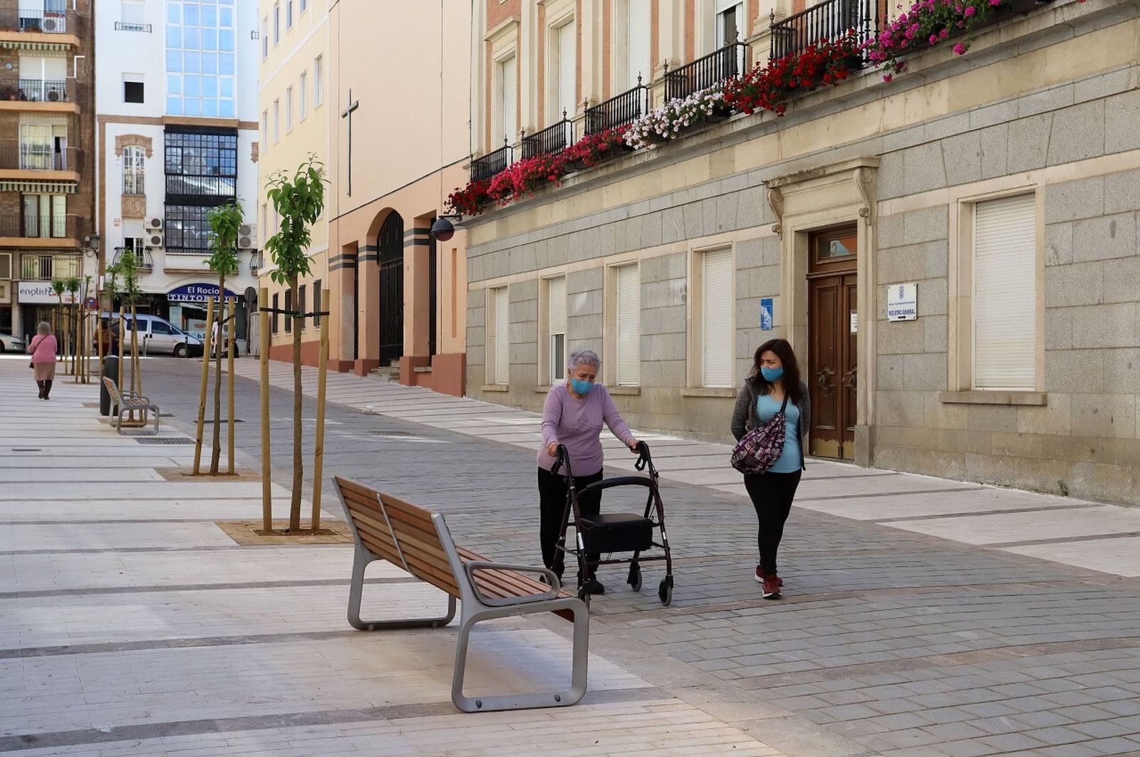 La calle Arcipreste Manuel González ha quedado en una amplia zona peatonal que realza el espacio del Ayuntamiento de Huelva.