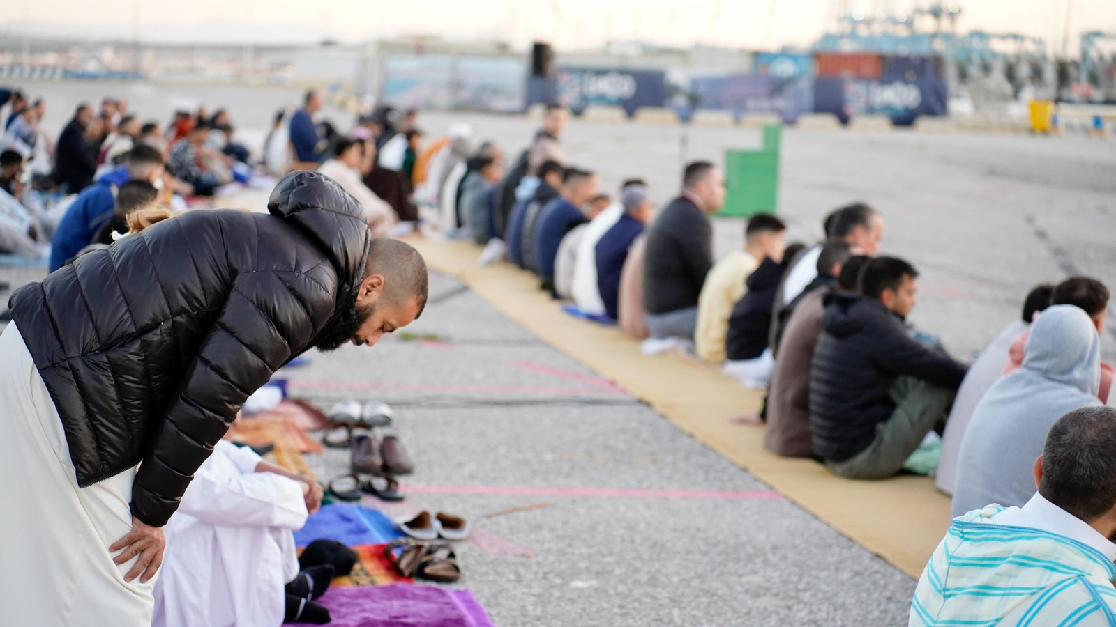 Fotos: Los musulmanes de Algeciras finalizan el mes de ayuno del Ramadán con un rezo comunitario en el Llano Amarillo
