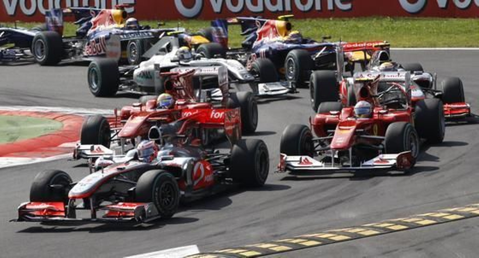 Fernando Alonso refuerza su candidatura al Mundial tras ganar en Monza. / Reuters