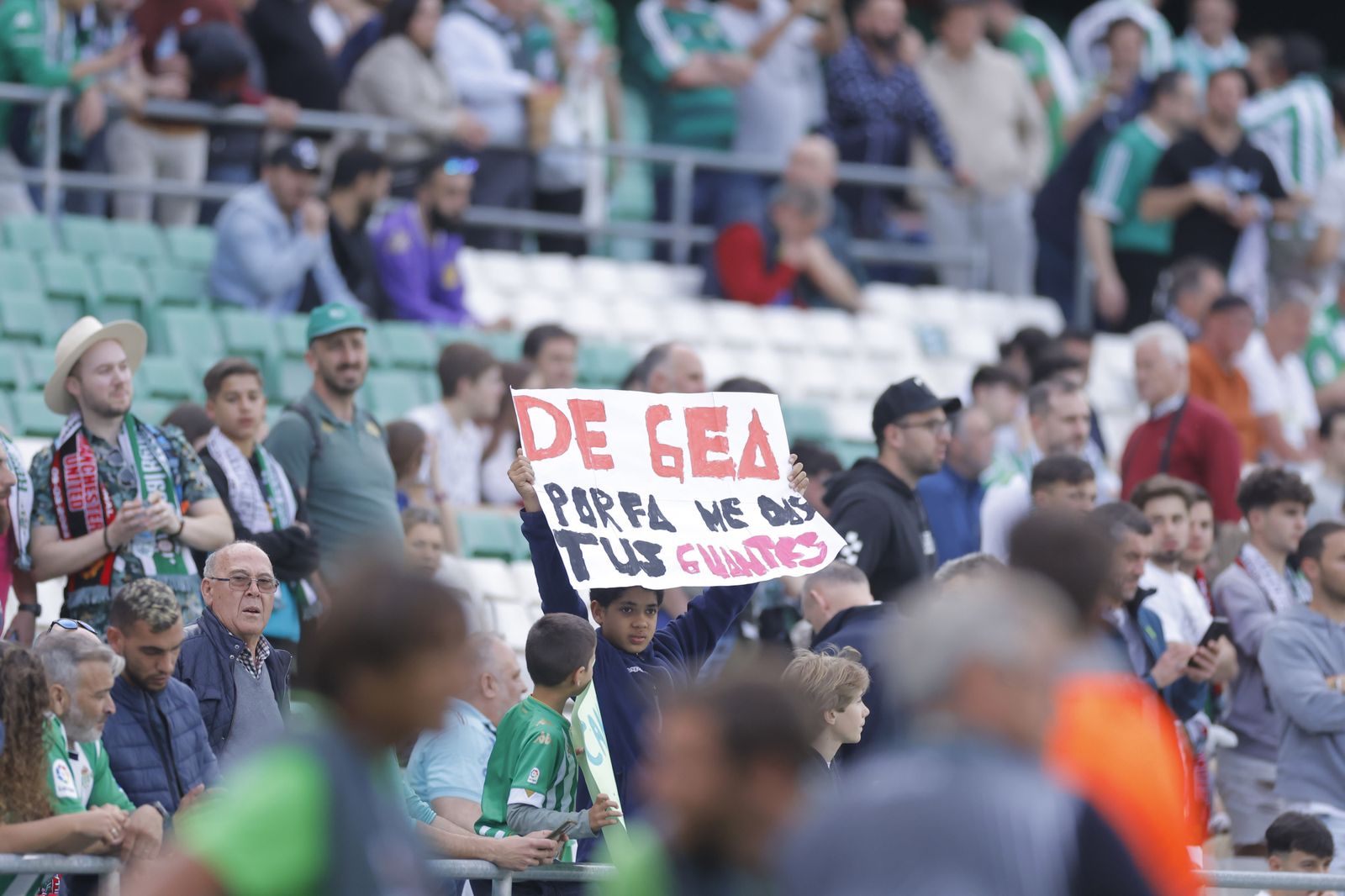 Búscate en las fotos del Betis-Manchester