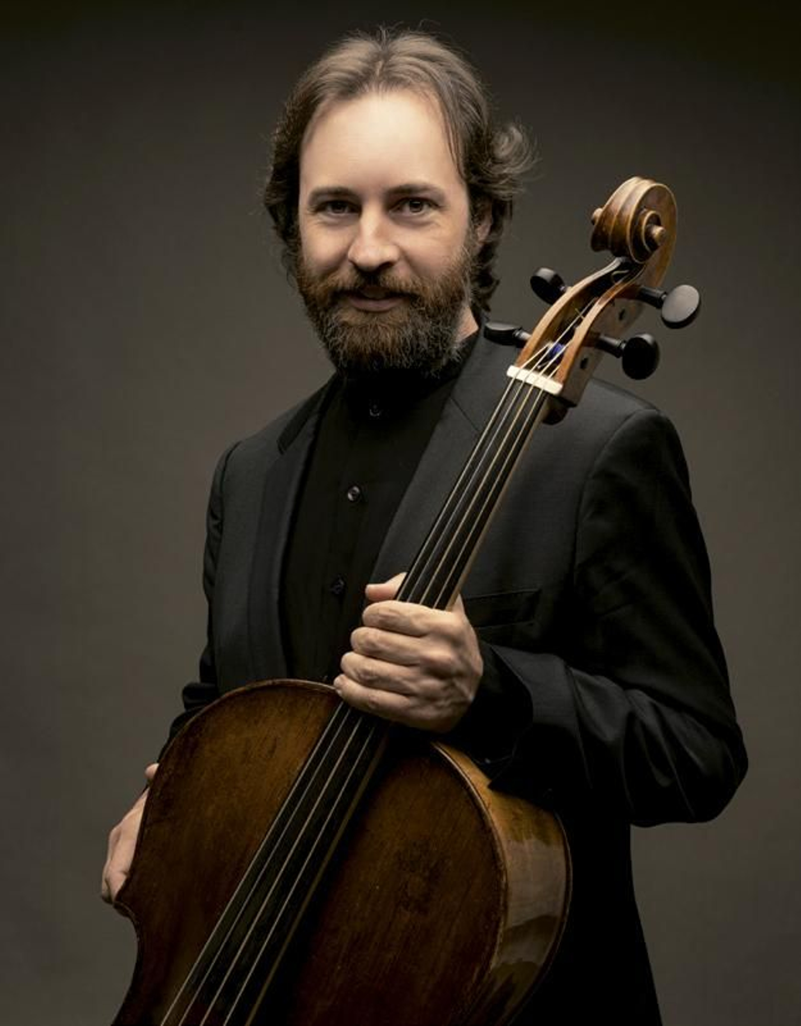 Obregón en foto promocional de CelloEvolution.