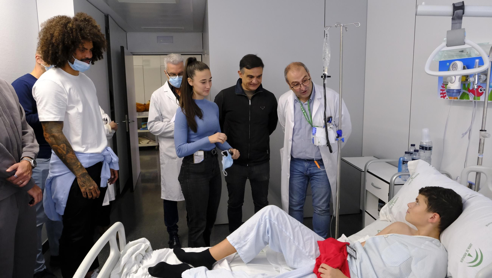 Las imágenes de la visita de los jugadores del Almería a los niños de Torrecárdenas