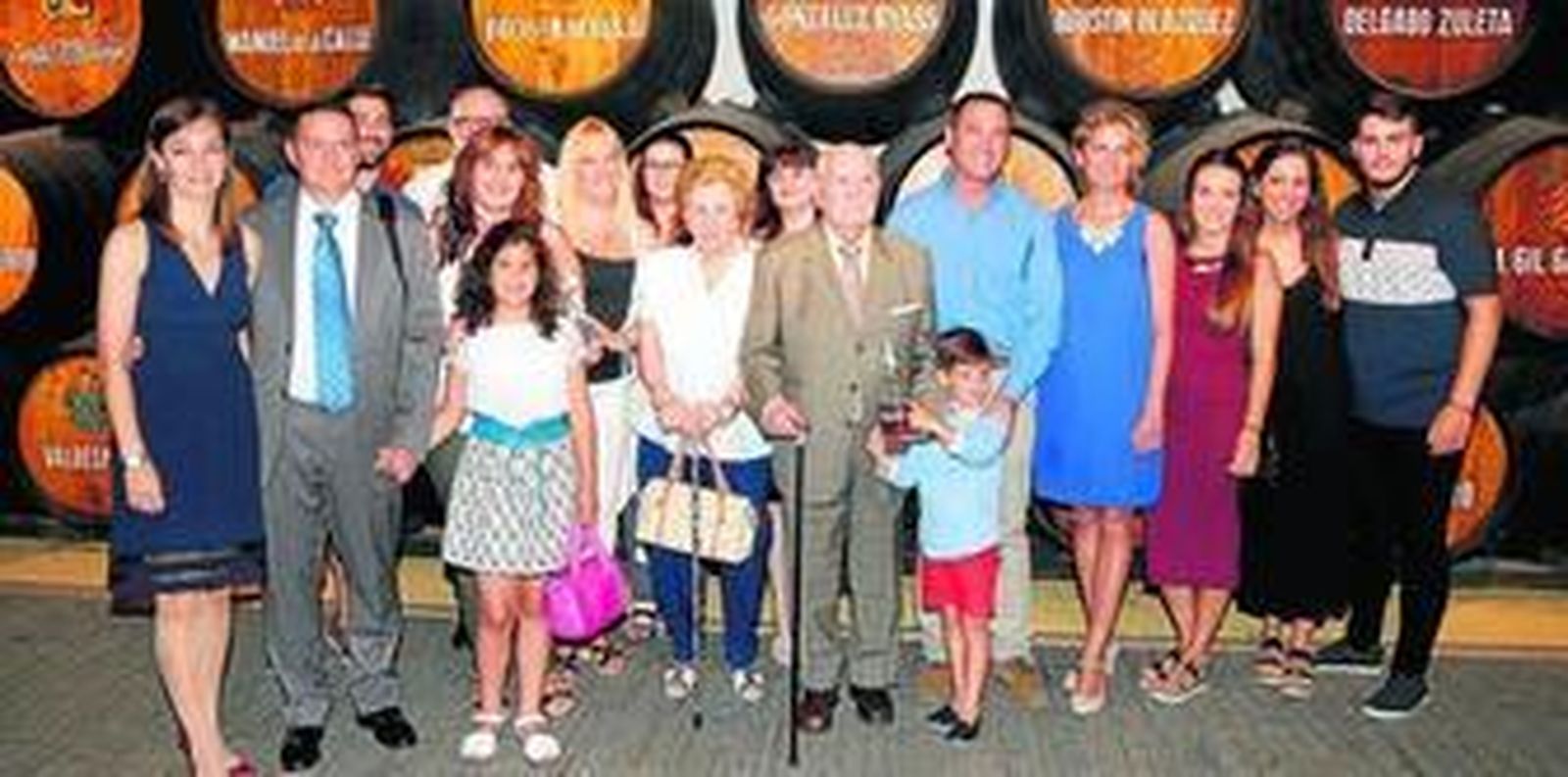 Miguel García, en el centro, junto a su familia y empleados de la Taberna de la Manzanilla, en la bodega San Ginés.