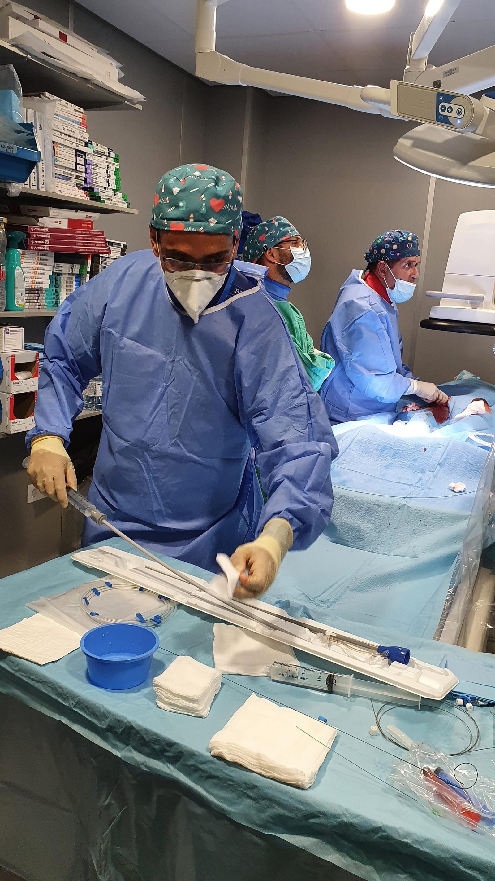 El enfermero Francisco Medina prepara la guía para introducir el Micra VR.