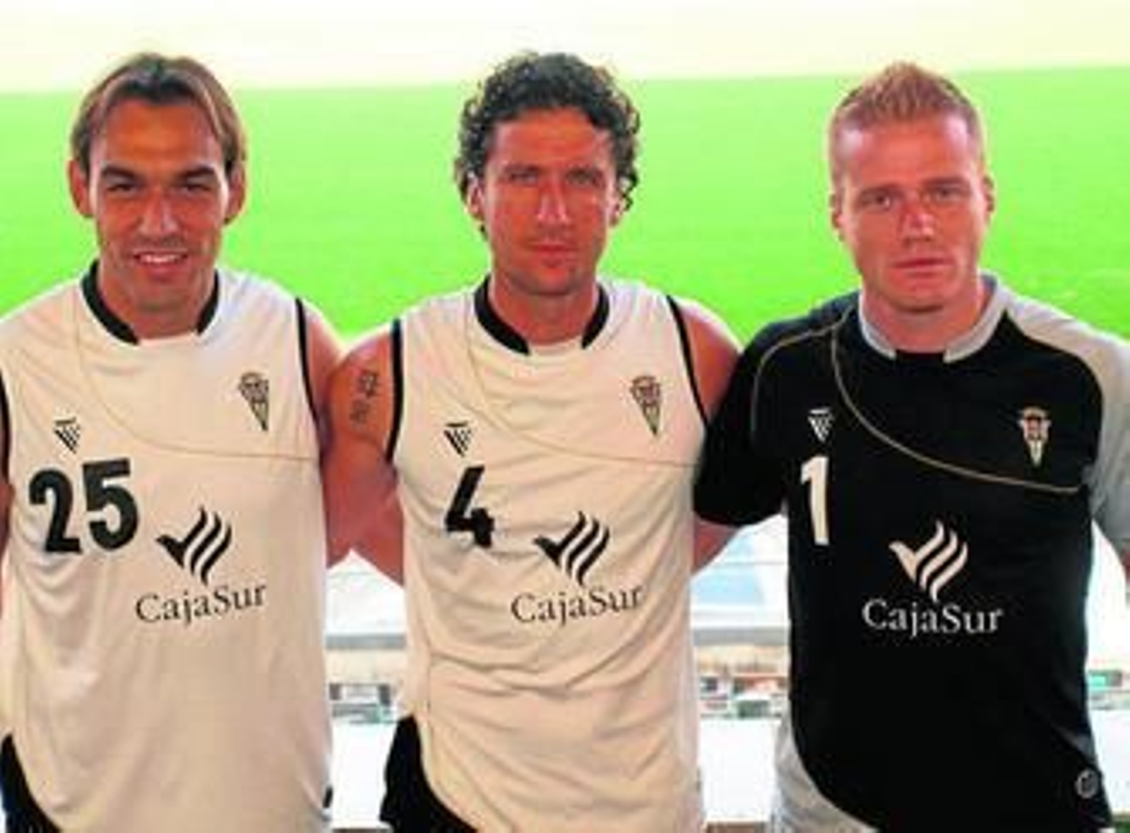 Tena, Gaspar y Alberto García posan en el palco de El Arcángel, ayer.