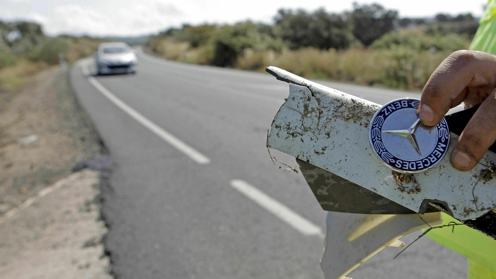 Restos del coche de Ortega Cano, tras el accidente en la misma carretera. Restos del coche de Ortega Cano, tras el accidente en la misma carretera.