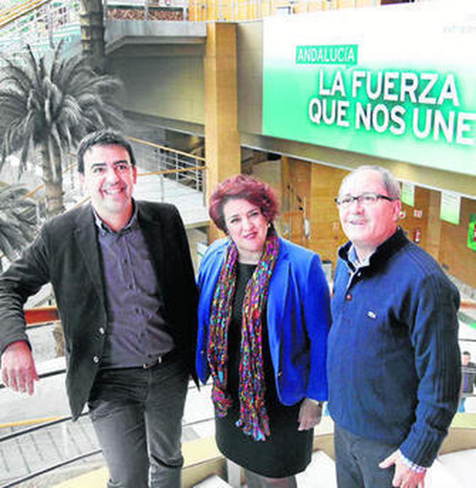Mario Jiménez, Teresa Jiménez y Juan Cornejo, ayer en el escenario del congreso socialista.