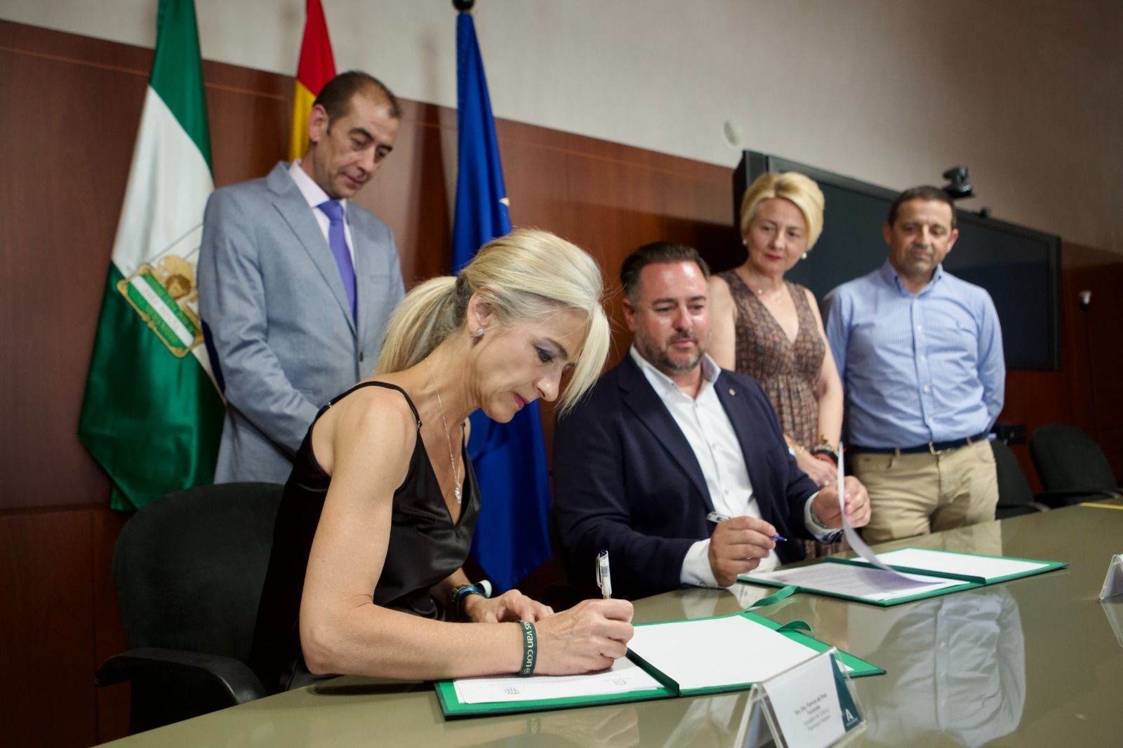 La consejera Patricia del Pozo y el alcalde de Macael, Raúl Martínez Requejo durante la firma del convenio.