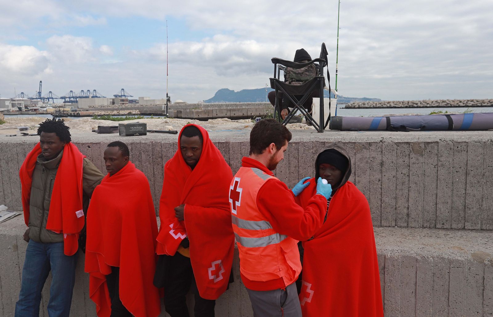 Cruz Roja atiende a un grupo de migrantes en el Puerto de Algeciras en enero.
